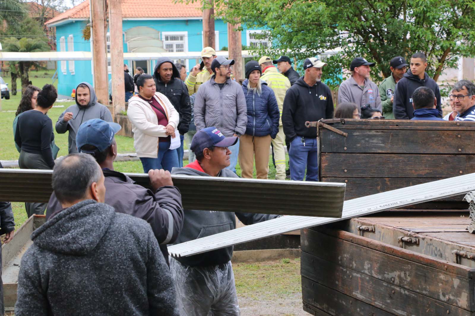 Defesa Civil encaminha 5,2 mil telhas para famílias afetadas por chuva de granizo em Castro