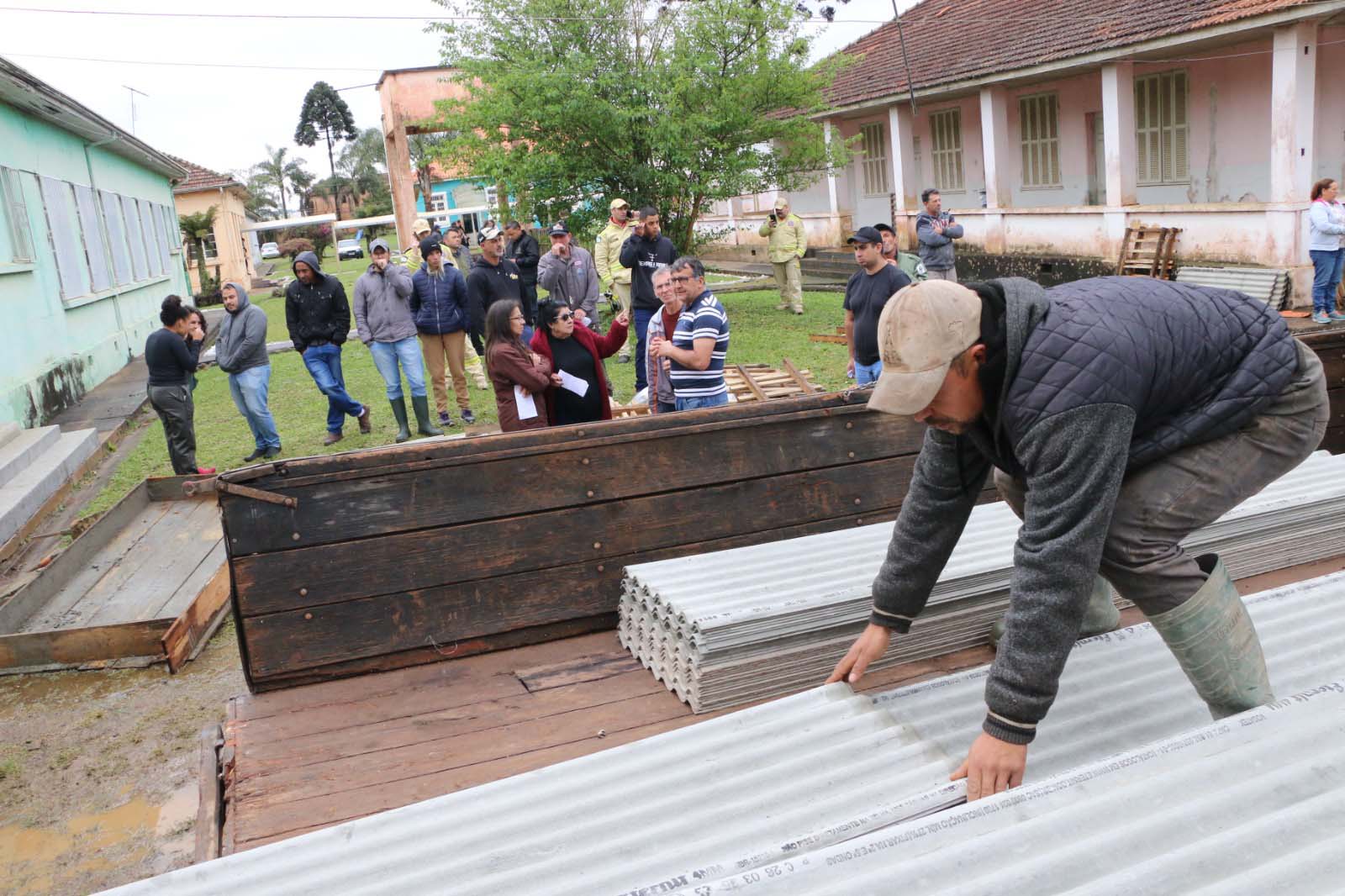Defesa Civil encaminha 5,2 mil telhas para famílias afetadas por chuva de granizo em Castro