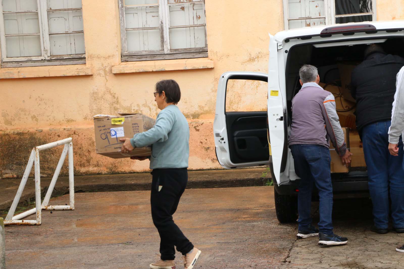 Defesa Civil encaminha 5,2 mil telhas para famílias afetadas por chuva de granizo em Castro