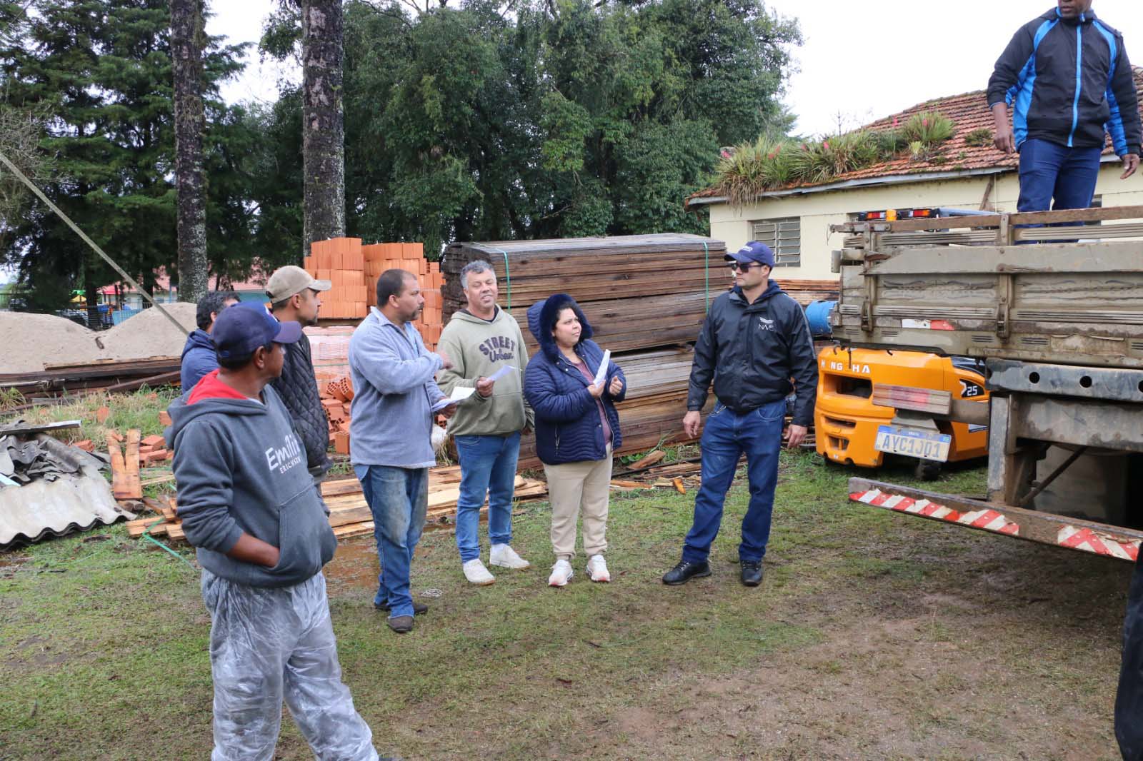 Defesa Civil encaminha 5,2 mil telhas para famílias afetadas por chuva de granizo em Castro