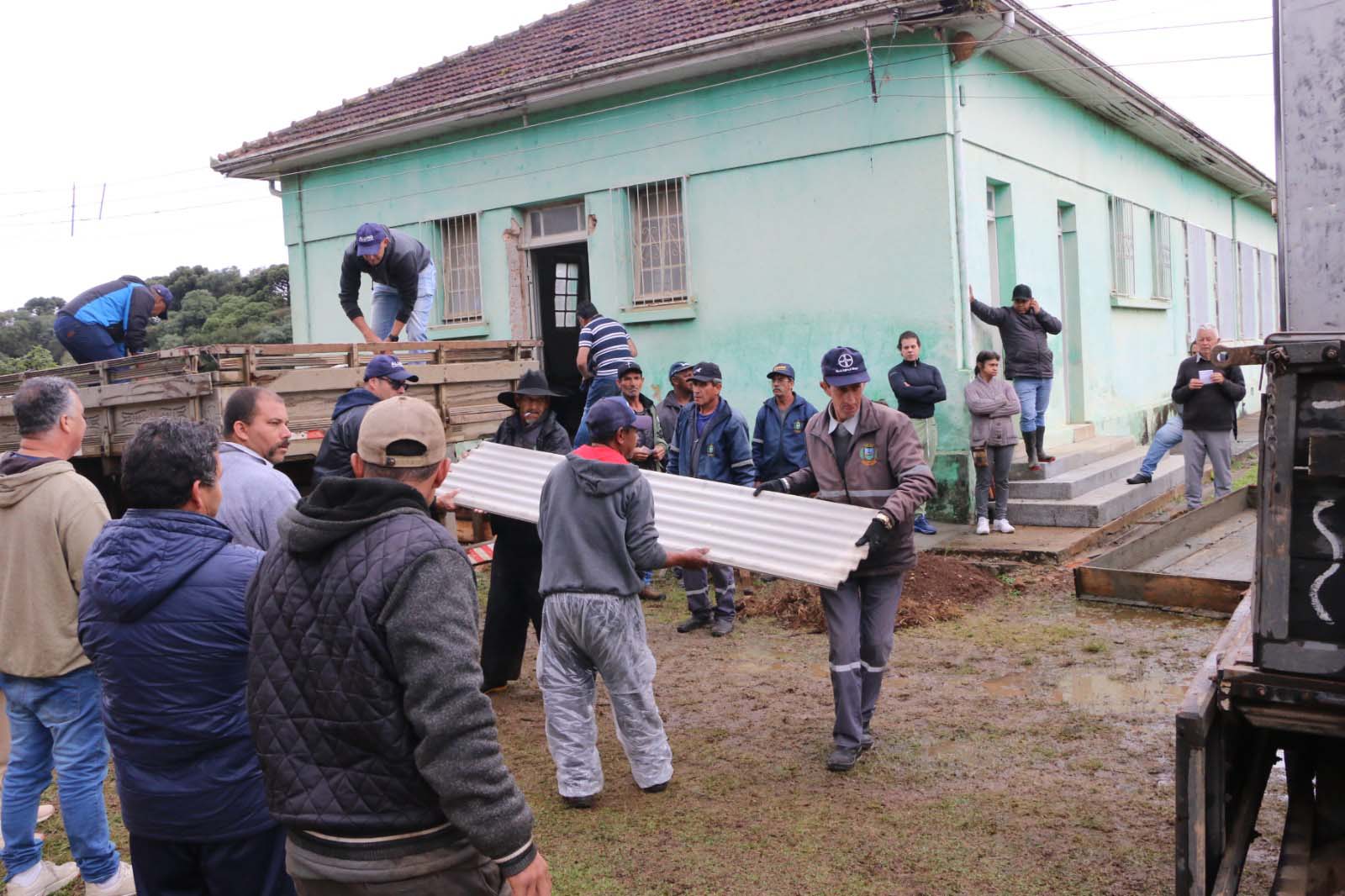 Defesa Civil encaminha 5,2 mil telhas para famílias afetadas por chuva de granizo em Castro