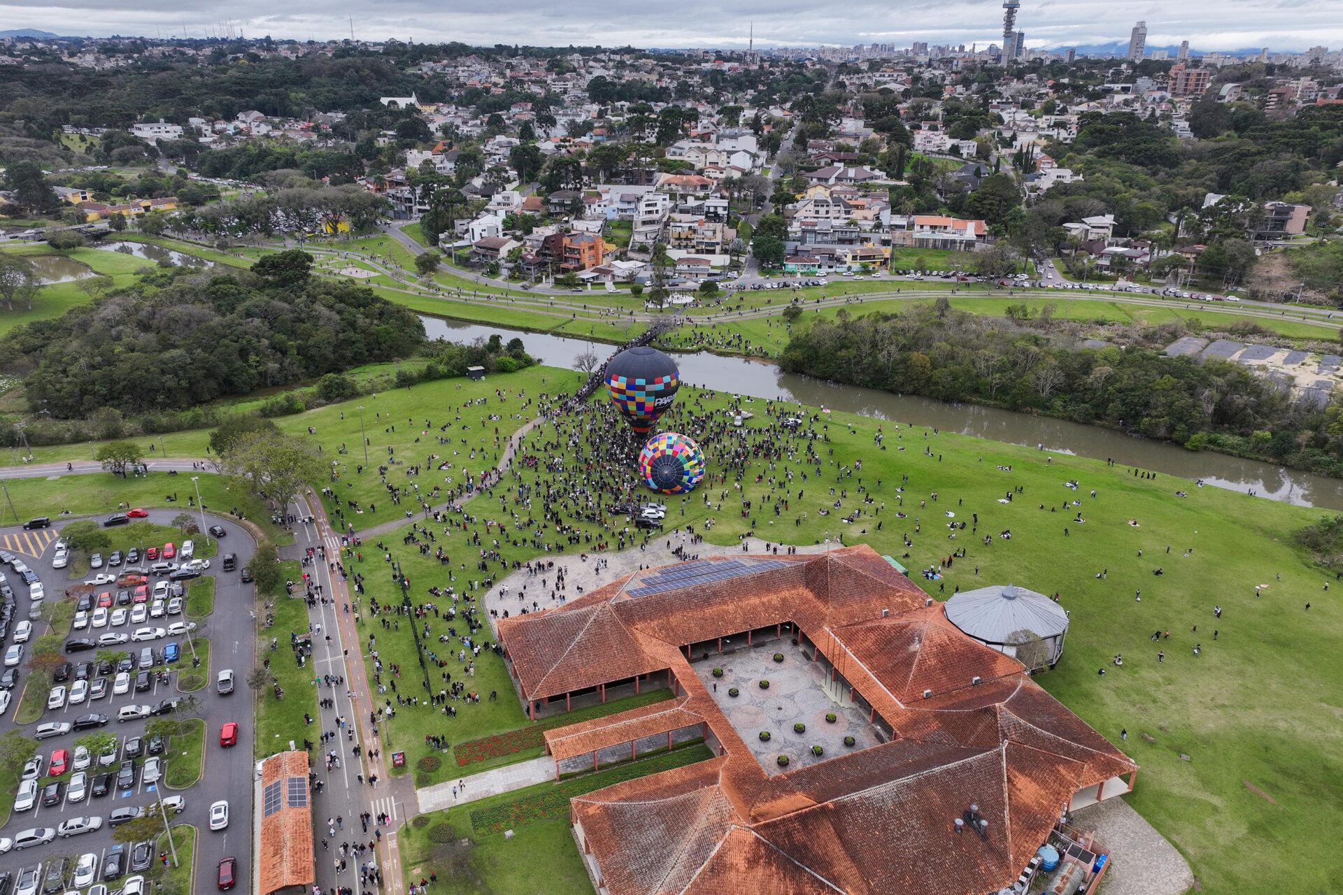 Balões no Parque Barigui encantam visitantes e convidam turistas para o Festival da Primavera