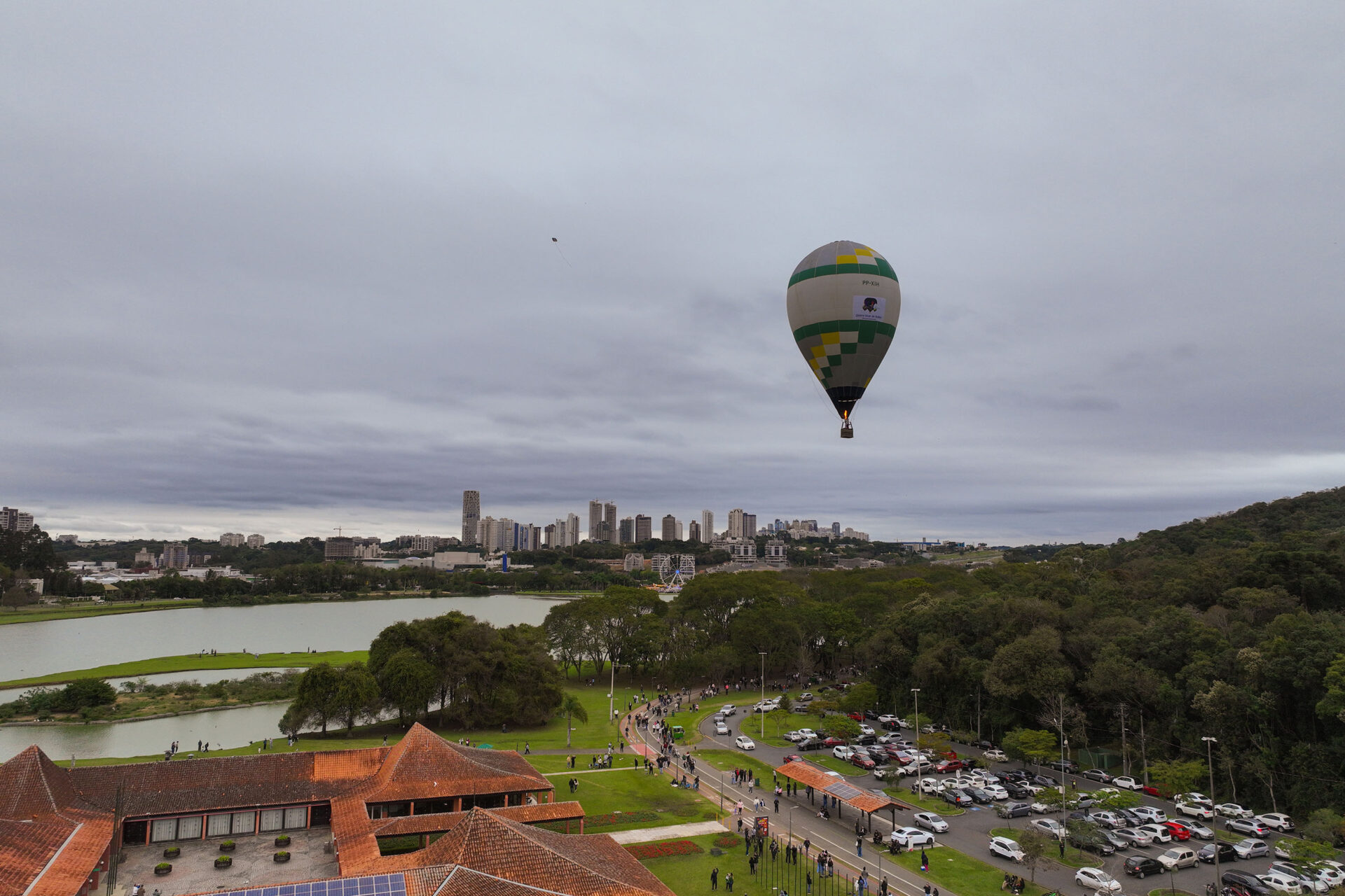 Balões no Parque Barigui encantam visitantes e convidam turistas para o Festival da Primavera