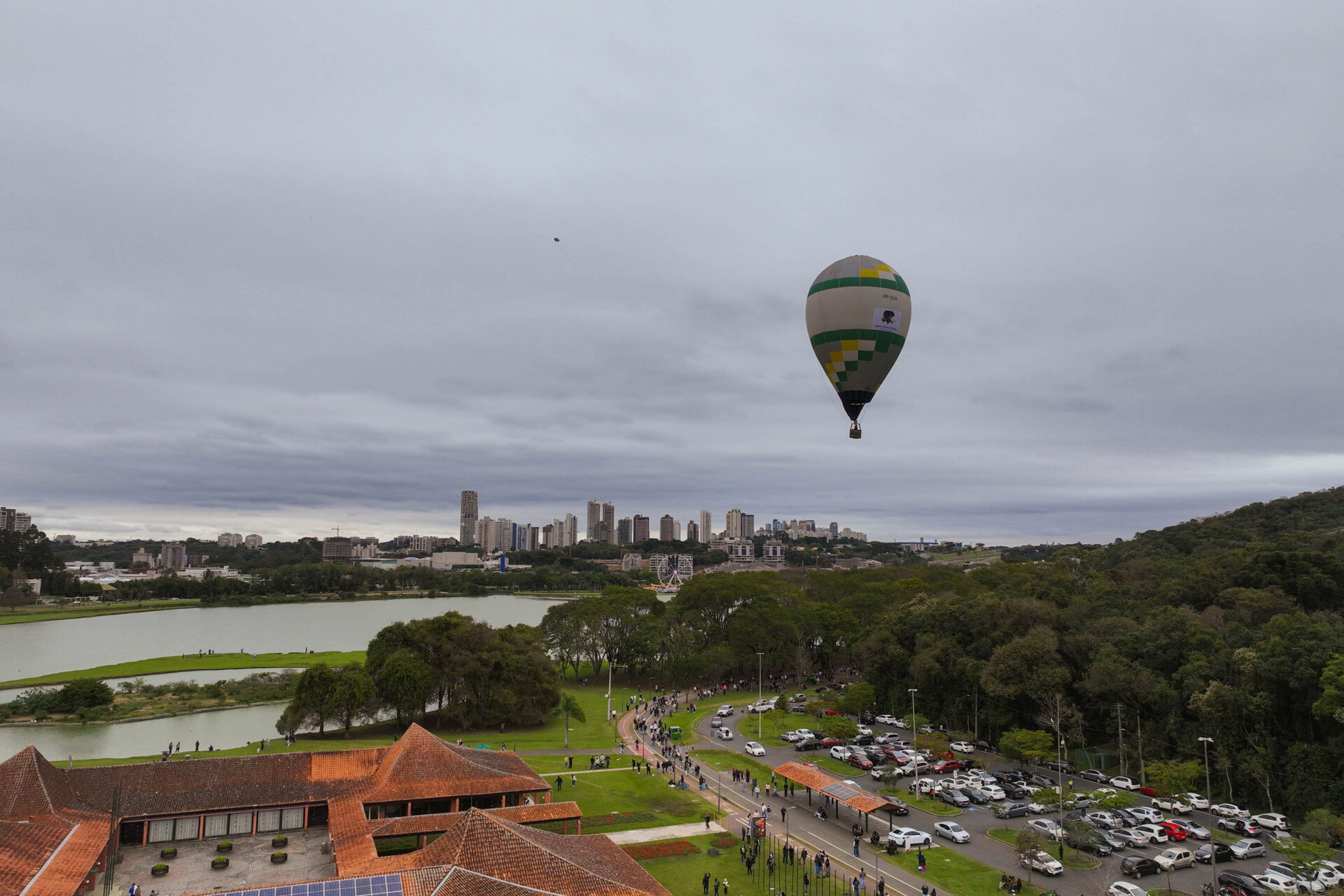Balões no Parque Barigui encantam visitantes e convidam turistas para o Festival da Primavera