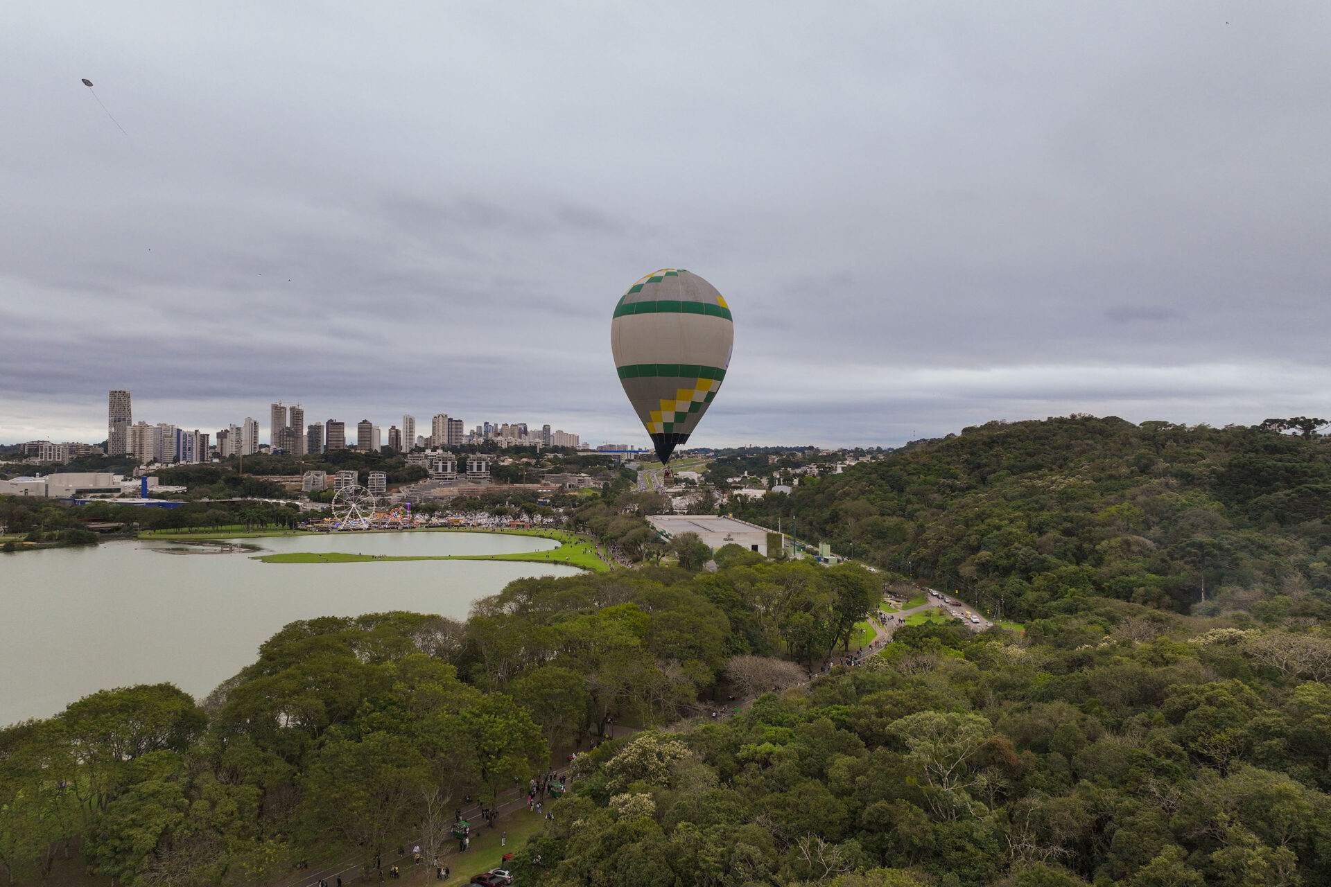 Balões no Parque Barigui encantam visitantes e convidam turistas para o Festival da Primavera