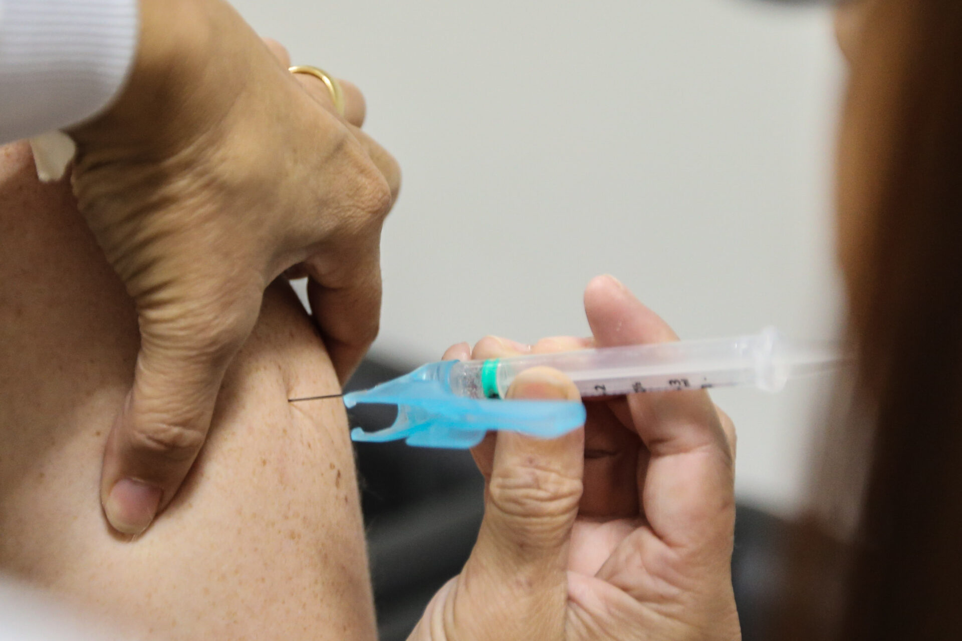 Com estratégia de vacinação, Paraná encerra estado de alerta para síndromes respiratórias