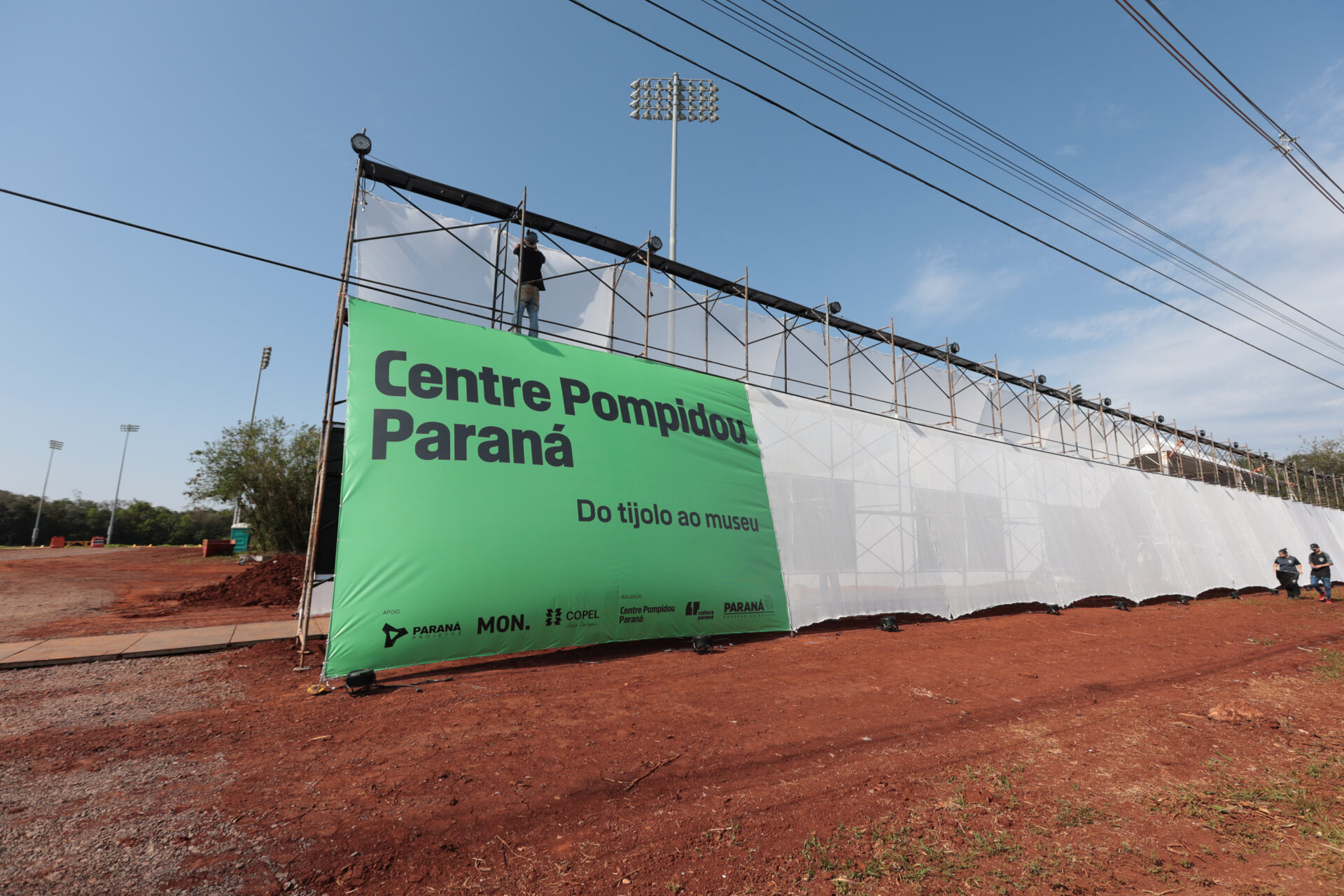 Crianças participam da 1ª oficina de confecção de tijolos do futuro Centre Pompidou Paraná