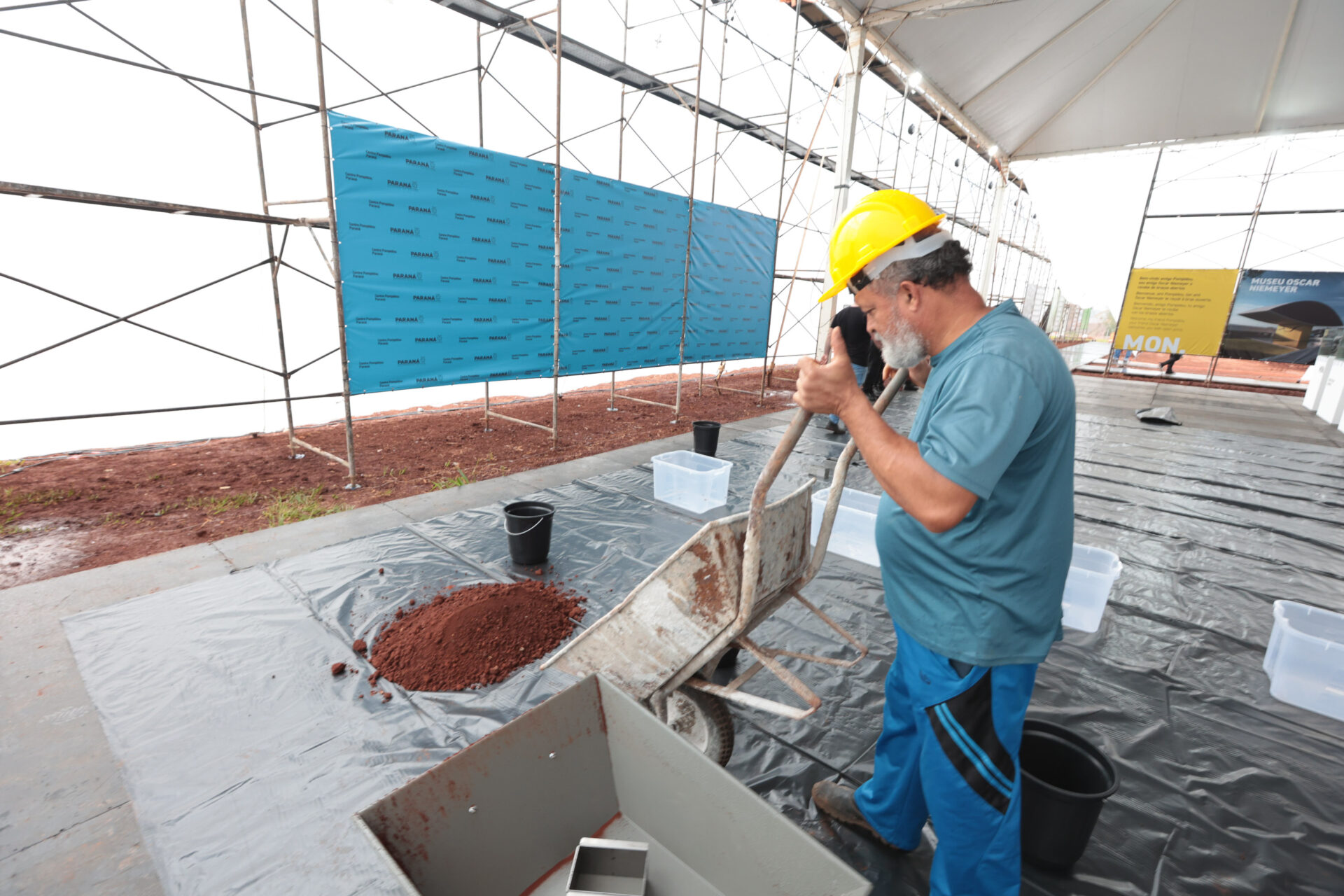Crianças participam da 1ª oficina de confecção de tijolos do futuro Centre Pompidou Paraná