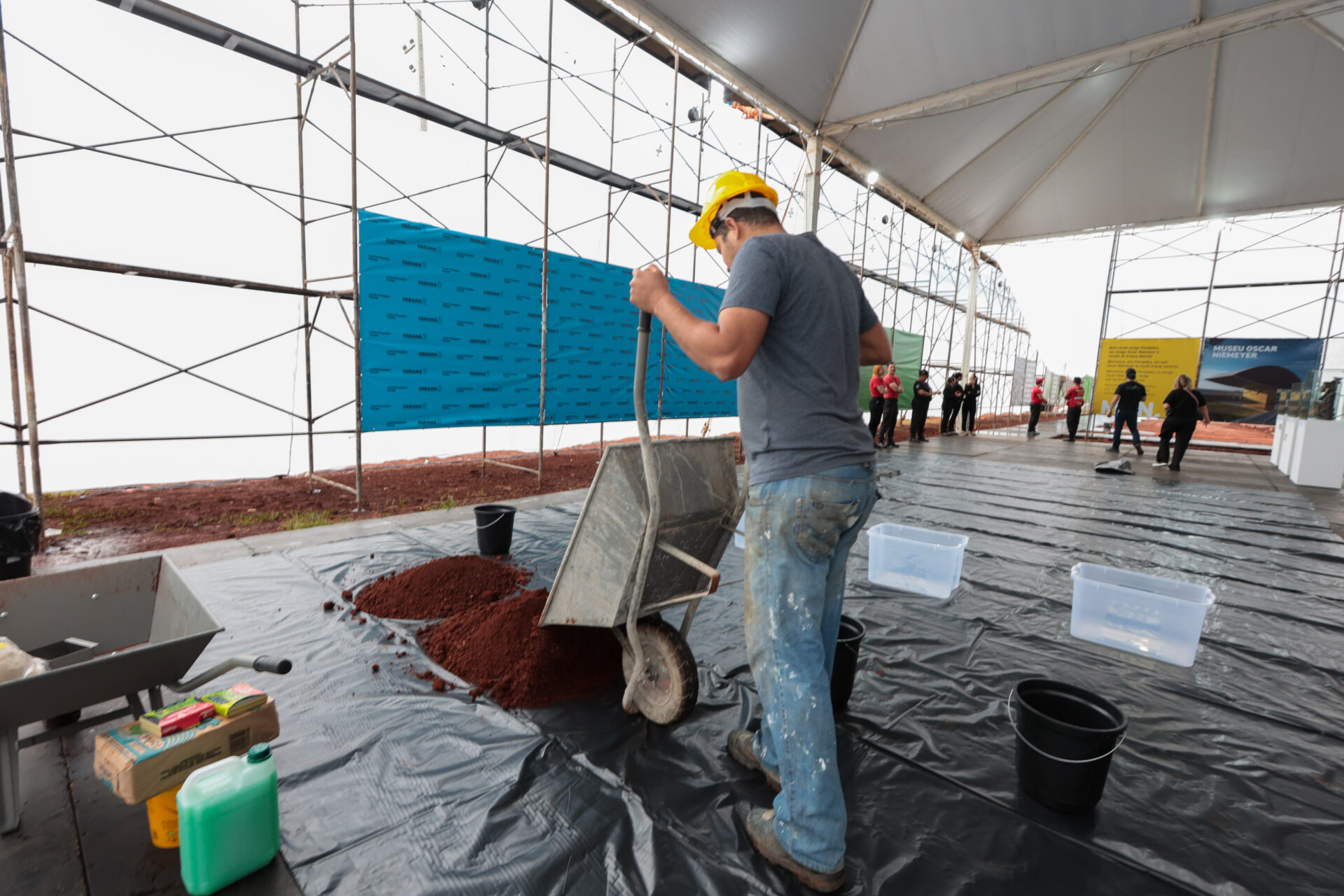 Crianças participam da 1ª oficina de confecção de tijolos do futuro Centre Pompidou Paraná