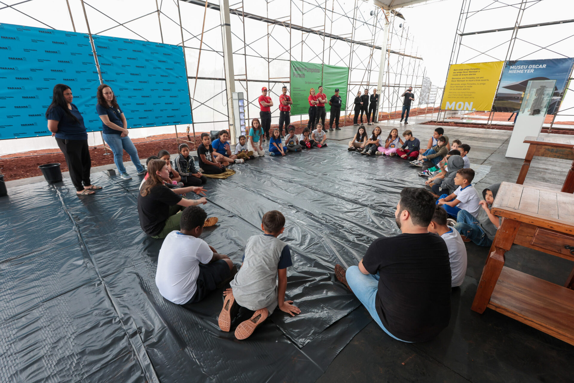 Crianças participam da 1ª oficina de confecção de tijolos do futuro Centre Pompidou Paraná