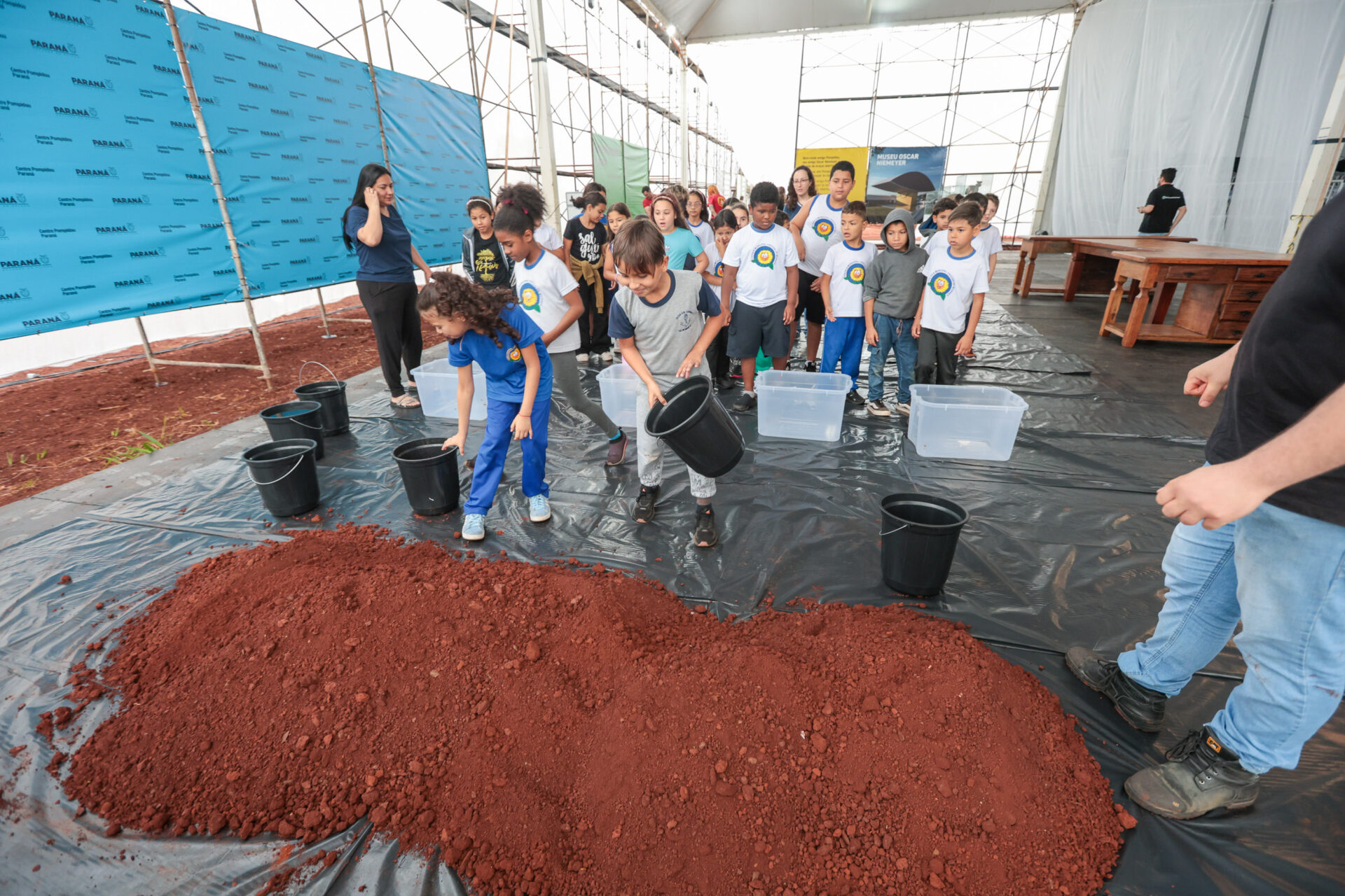 Crianças participam da 1ª oficina de confecção de tijolos do futuro Centre Pompidou Paraná