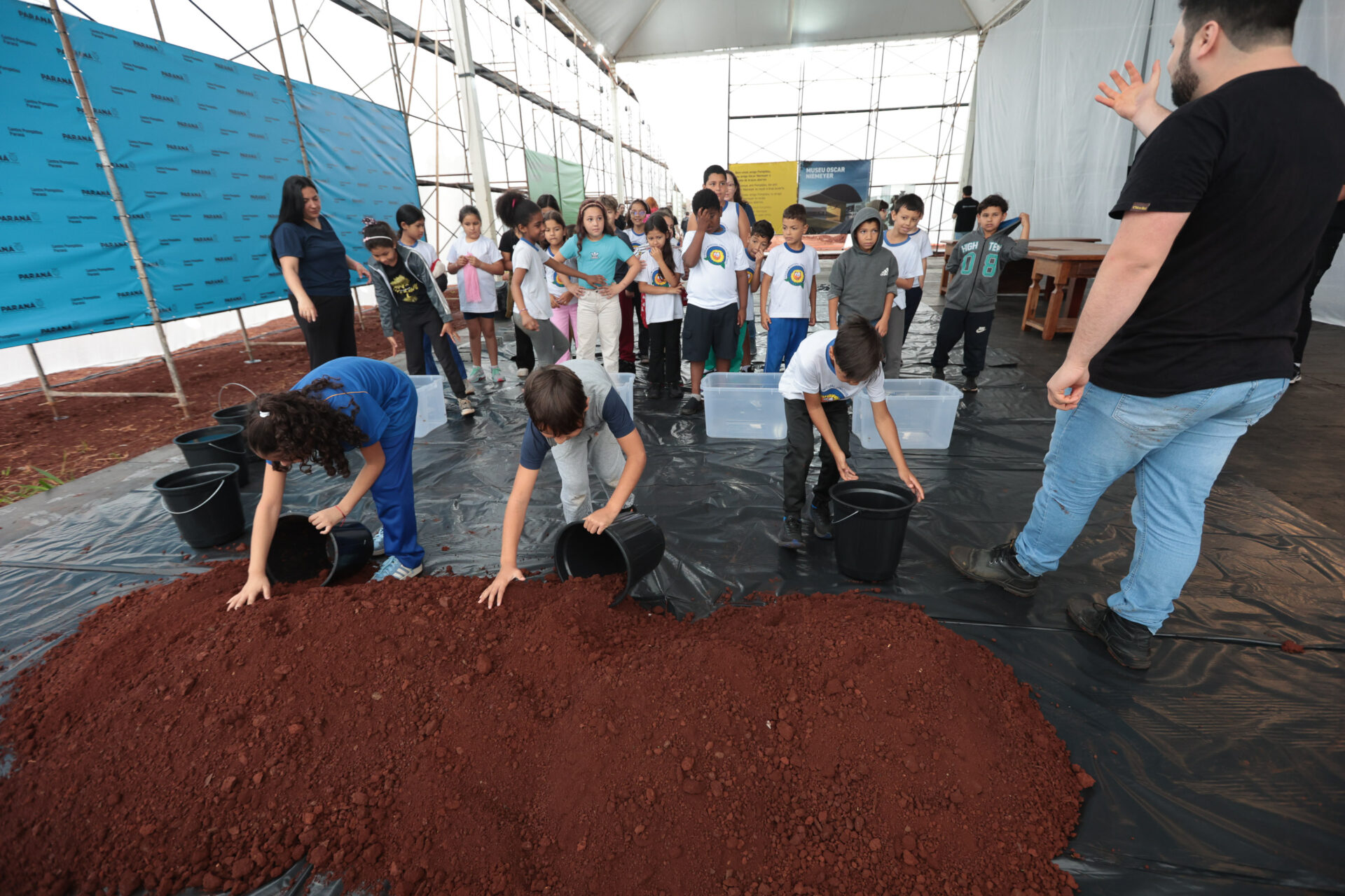 Crianças participam da 1ª oficina de confecção de tijolos do futuro Centre Pompidou Paraná