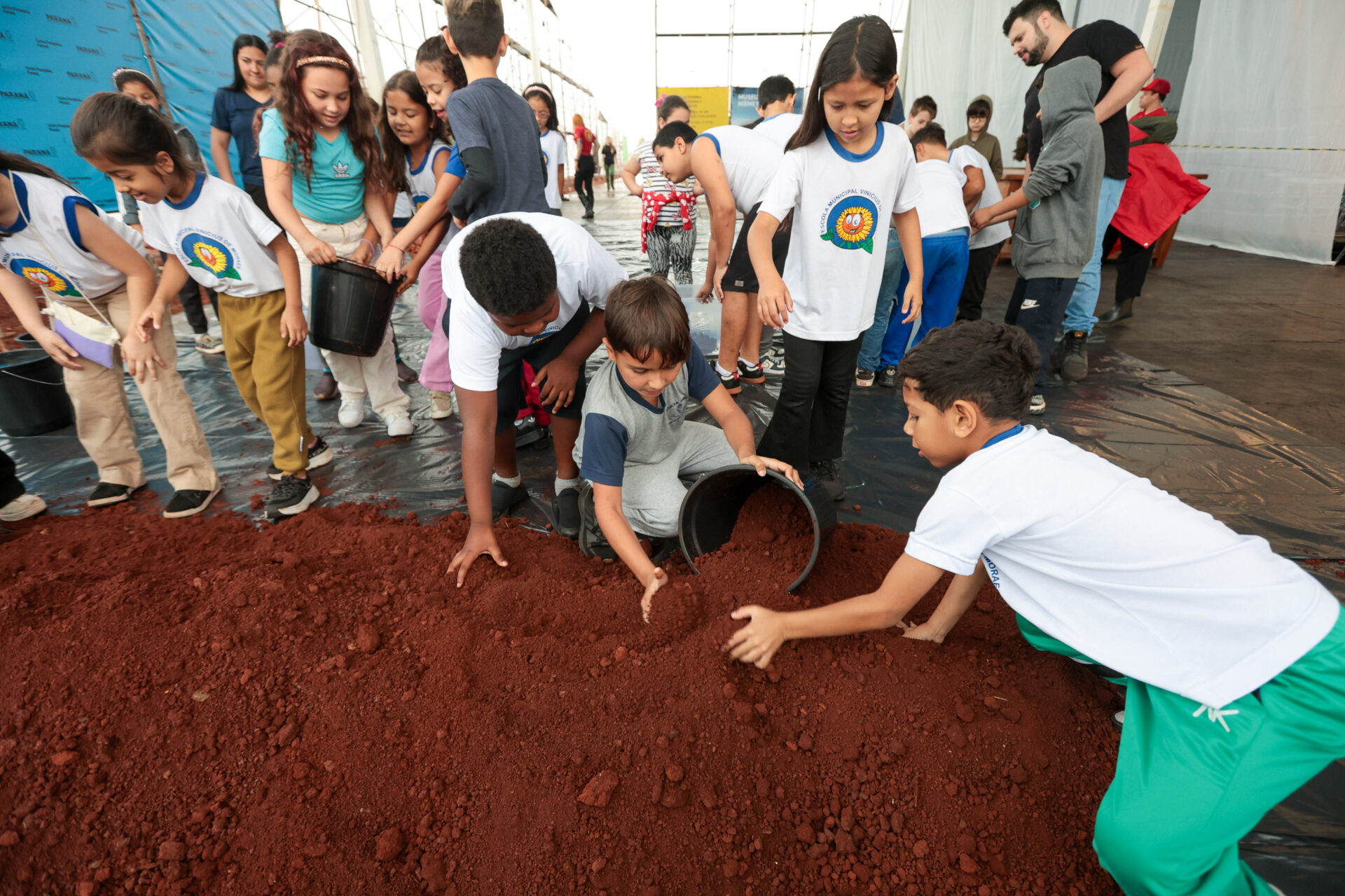 Crianças participam da 1ª oficina de confecção de tijolos do futuro Centre Pompidou Paraná