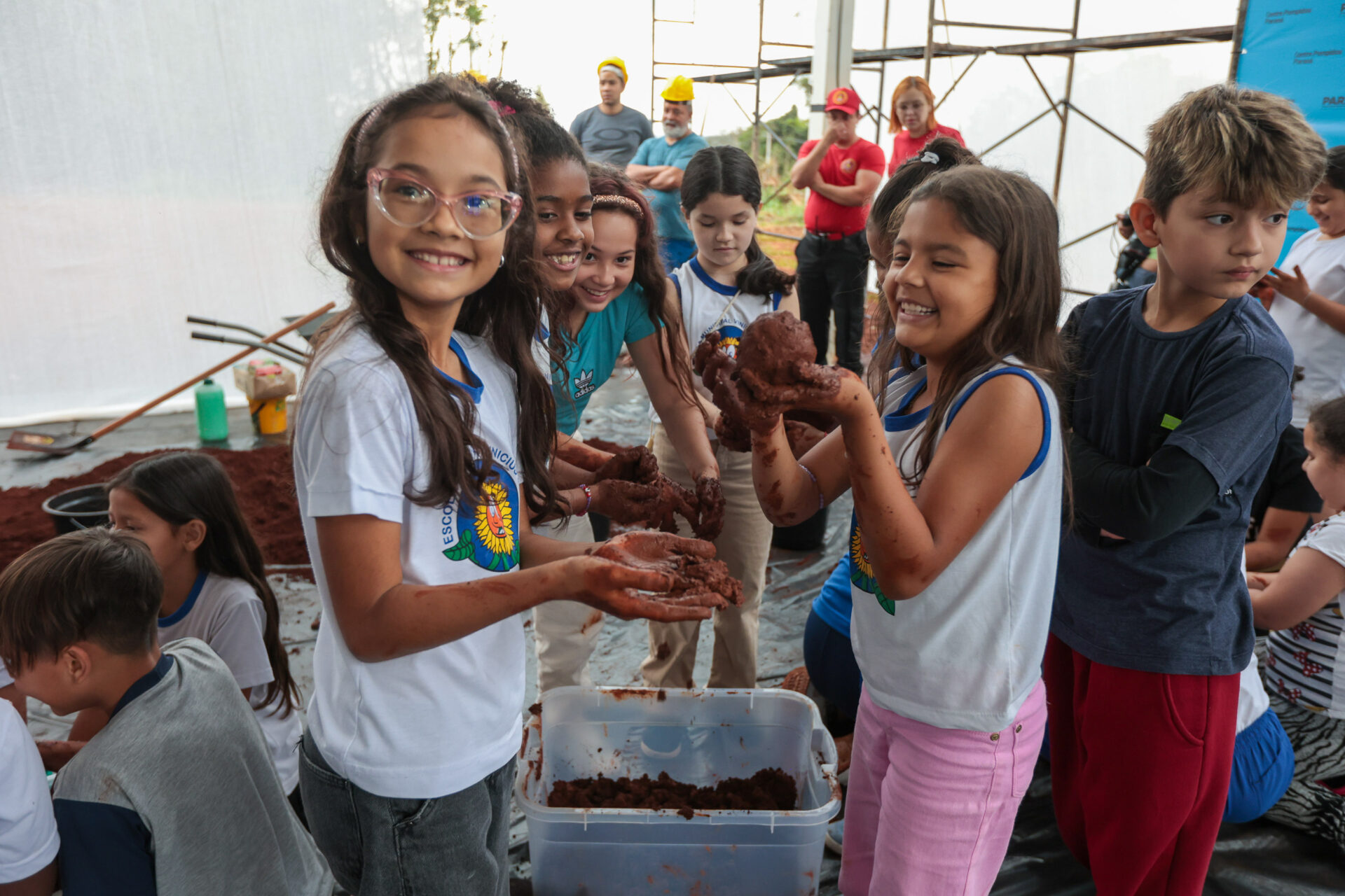 Crianças participam da 1ª oficina de confecção de tijolos do futuro Centre Pompidou Paraná