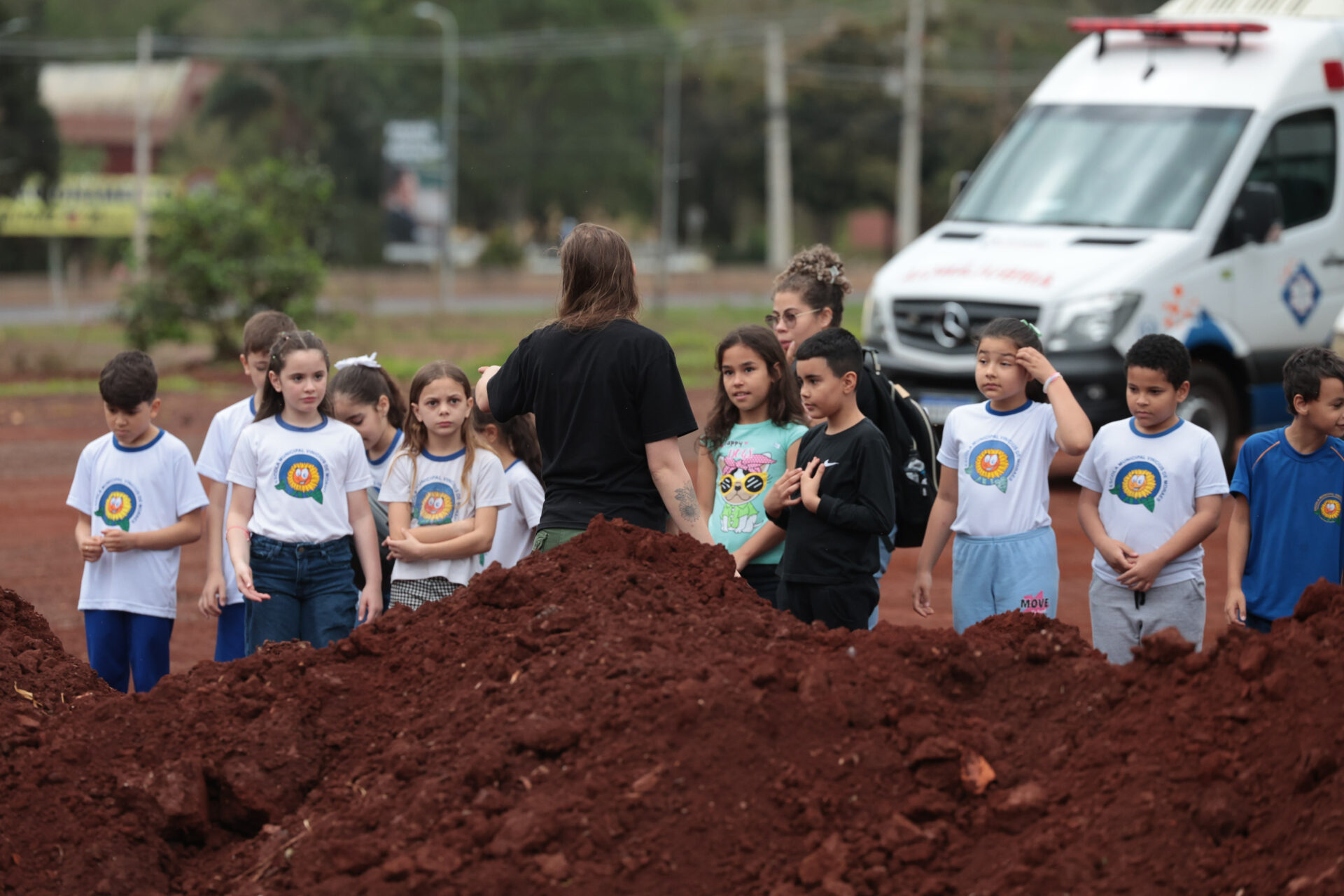 Crianças participam da 1ª oficina de confecção de tijolos do futuro Centre Pompidou Paraná