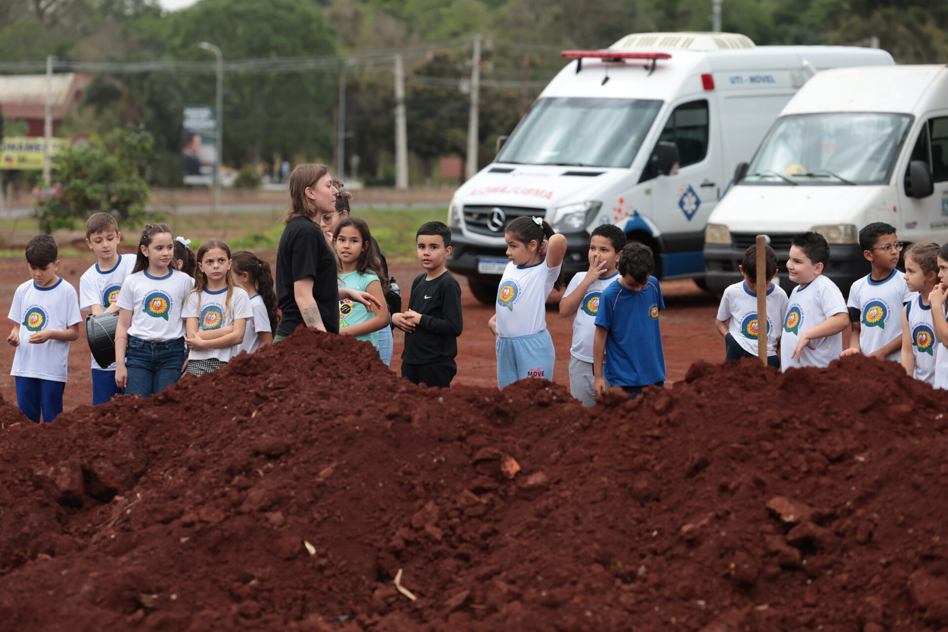 Crianças participam da 1ª oficina de confecção de tijolos do futuro Centre Pompidou Paraná