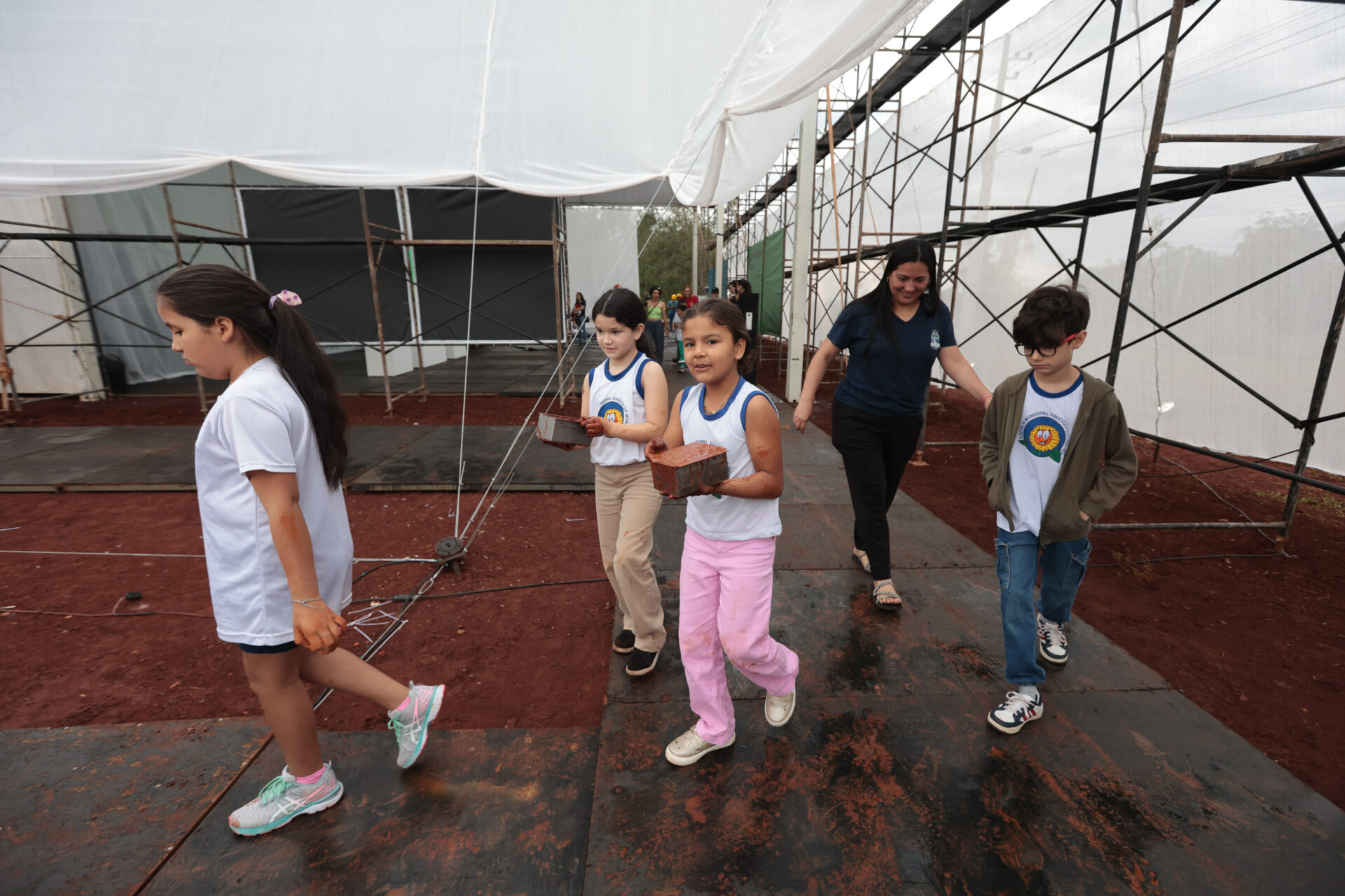 Crianças participam da 1ª oficina de confecção de tijolos do futuro Centre Pompidou Paraná