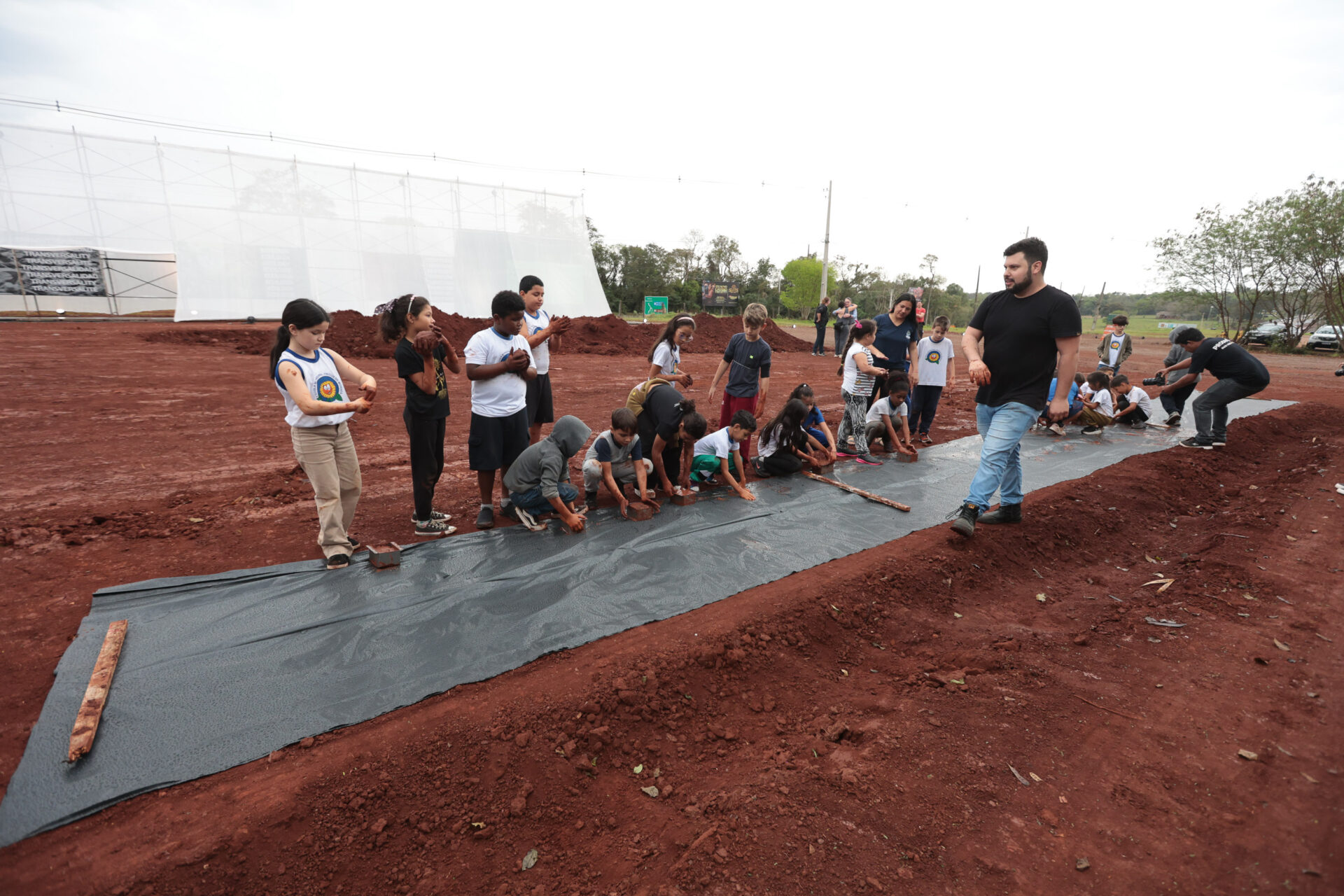 Crianças participam da 1ª oficina de confecção de tijolos do futuro Centre Pompidou Paraná