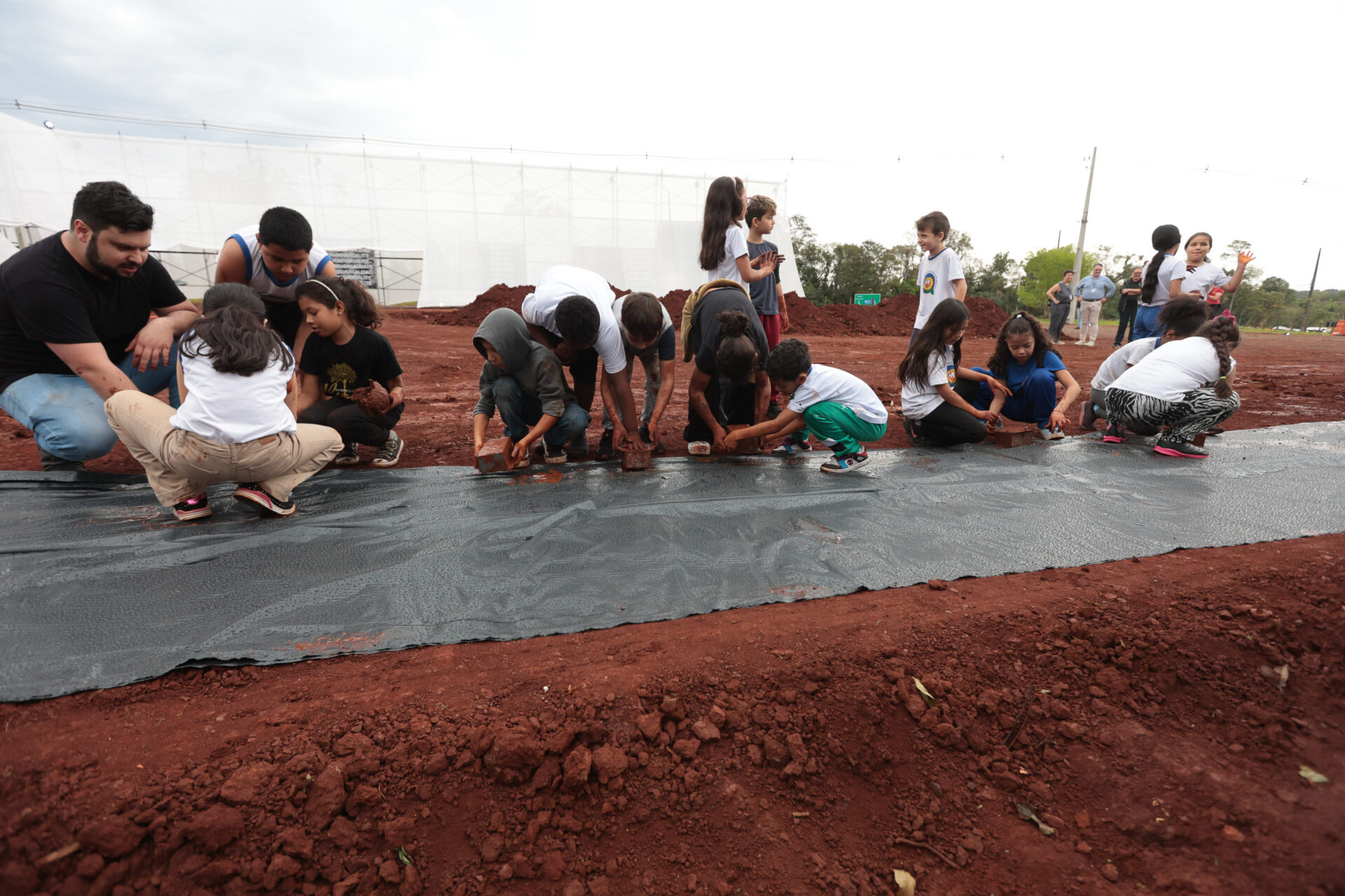 Crianças participam da 1ª oficina de confecção de tijolos do futuro Centre Pompidou Paraná