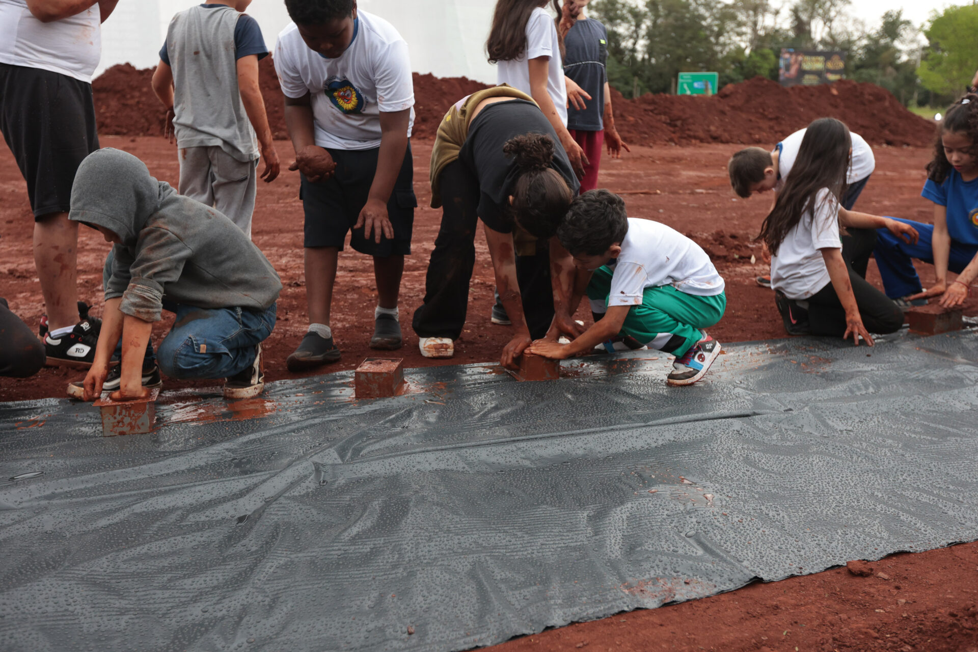 Crianças participam da 1ª oficina de confecção de tijolos do futuro Centre Pompidou Paraná