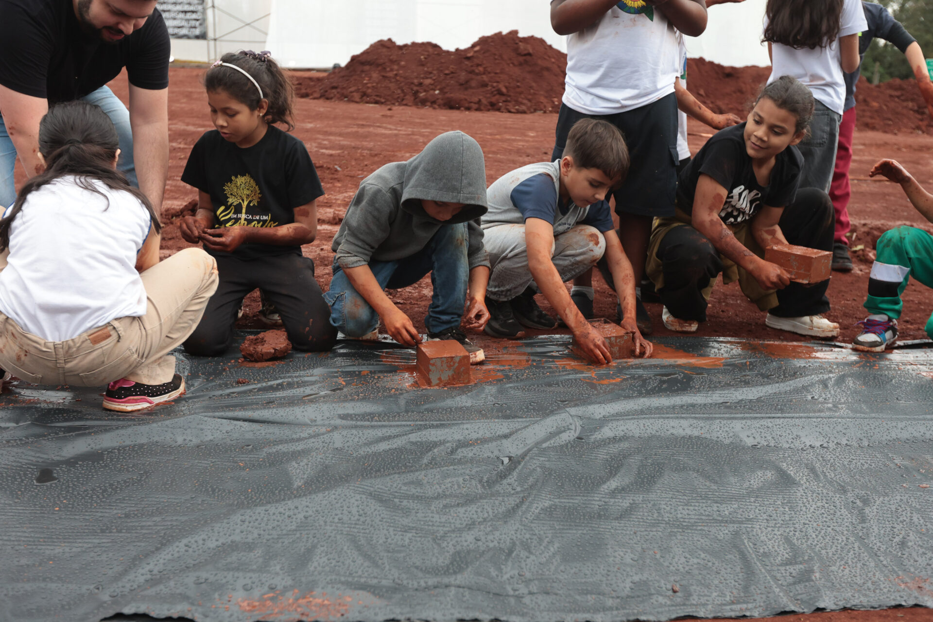 Crianças participam da 1ª oficina de confecção de tijolos do futuro Centre Pompidou Paraná