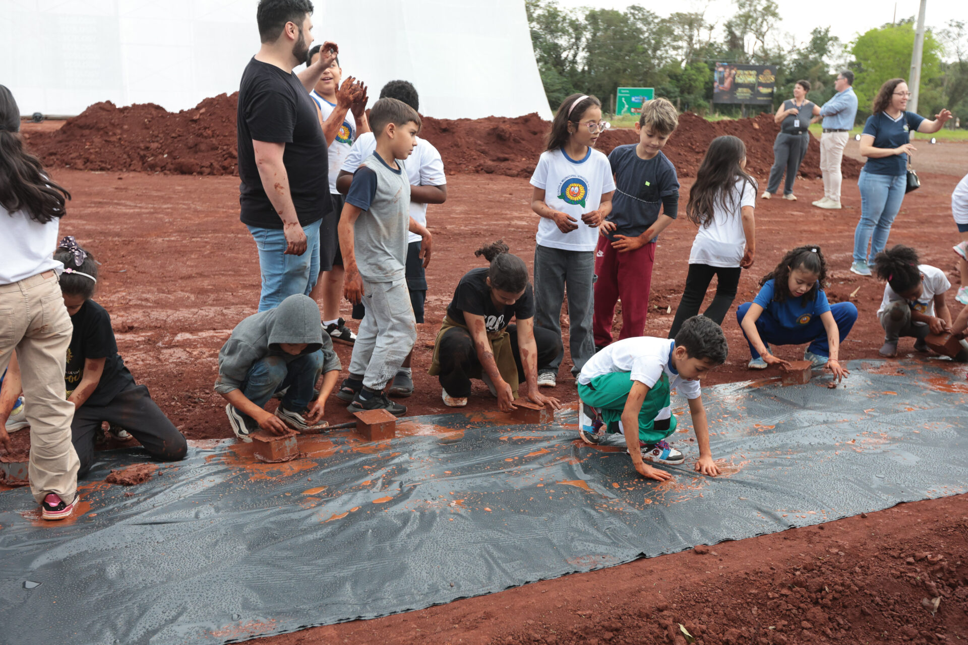 Crianças participam da 1ª oficina de confecção de tijolos do futuro Centre Pompidou Paraná