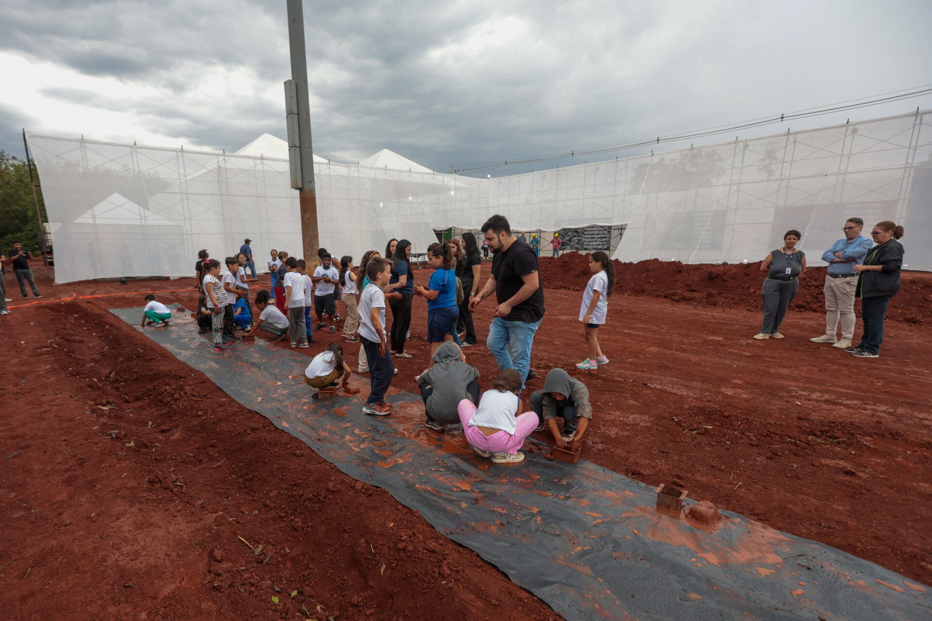 Crianças participam da 1ª oficina de confecção de tijolos do futuro Centre Pompidou Paraná