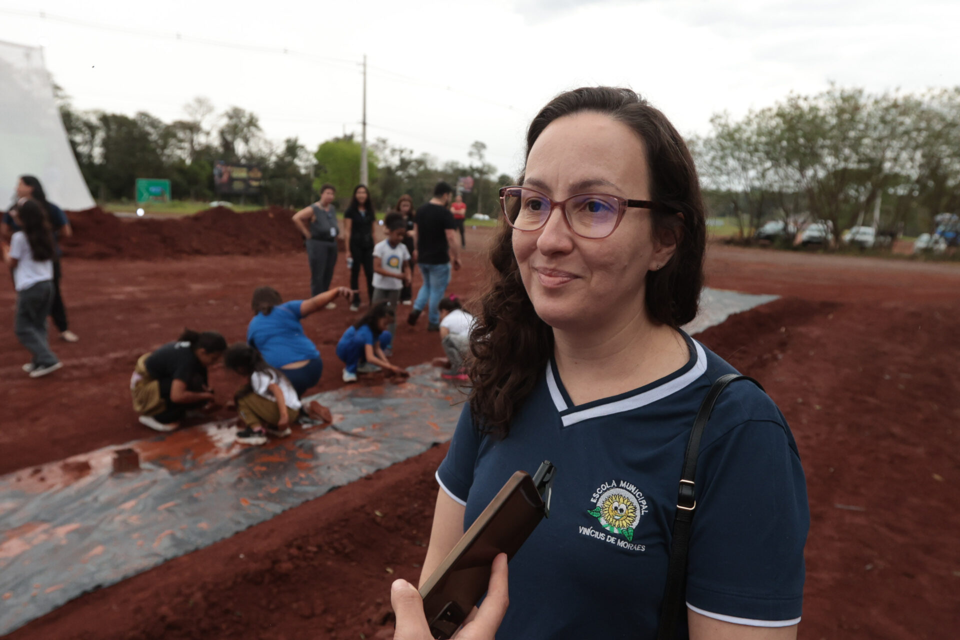 Crianças participam da 1ª oficina de confecção de tijolos do futuro Centre Pompidou Paraná