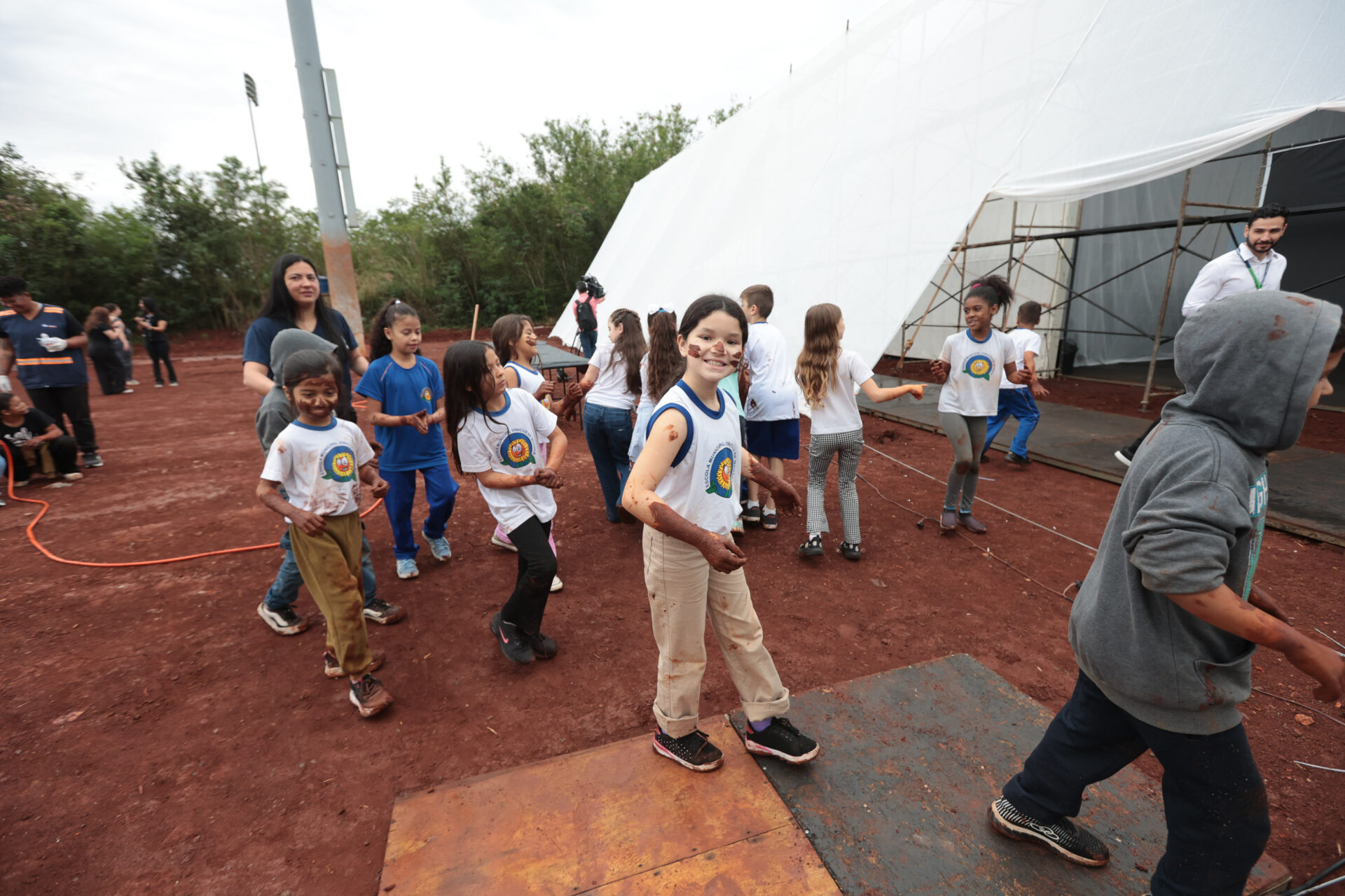 Crianças participam da 1ª oficina de confecção de tijolos do futuro Centre Pompidou Paraná