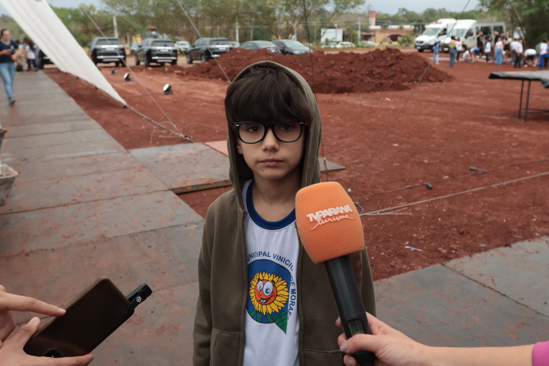 Crianças participam da 1ª oficina de confecção de tijolos do futuro Centre Pompidou Paraná