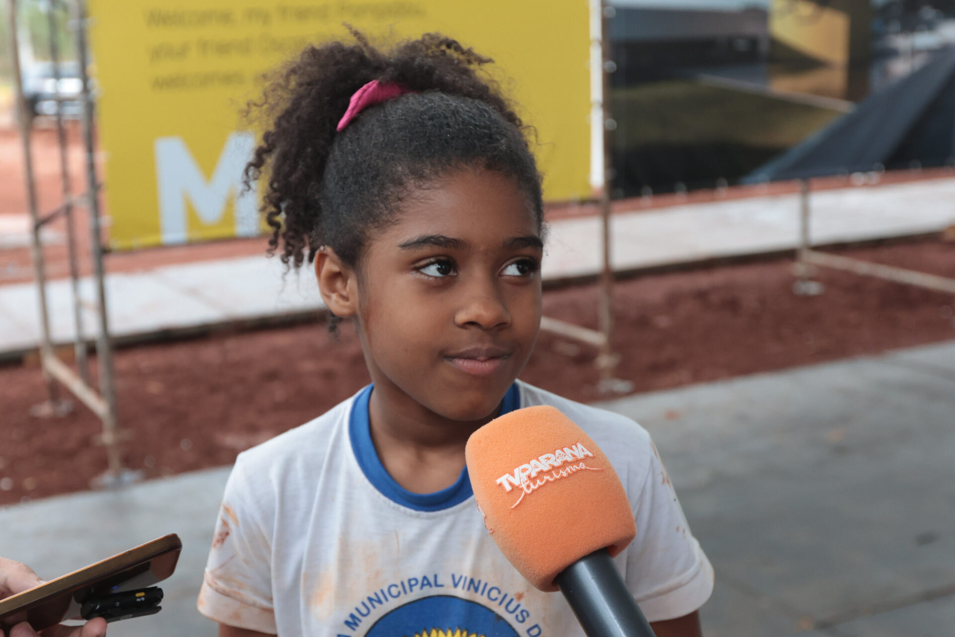 Crianças participam da 1ª oficina de confecção de tijolos do futuro Centre Pompidou Paraná