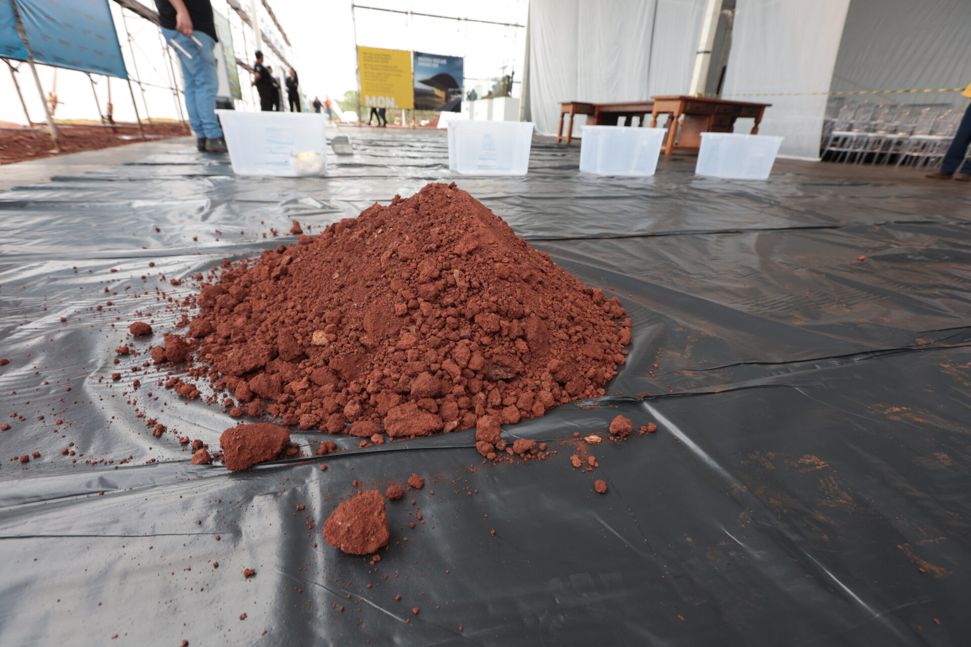 Crianças participam da 1ª oficina de confecção de tijolos do futuro Centre Pompidou Paraná