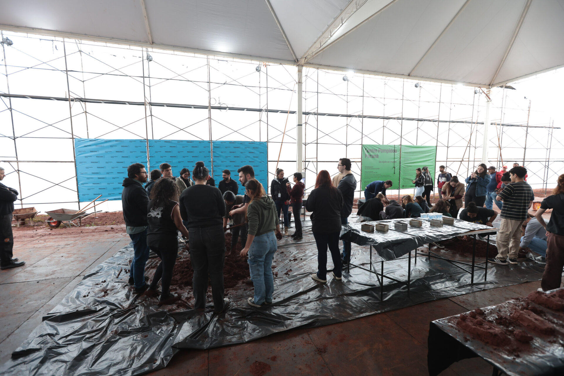 Futuros arquitetos conhecem as técnicas que serão usadas na construção do Pompidou Paraná