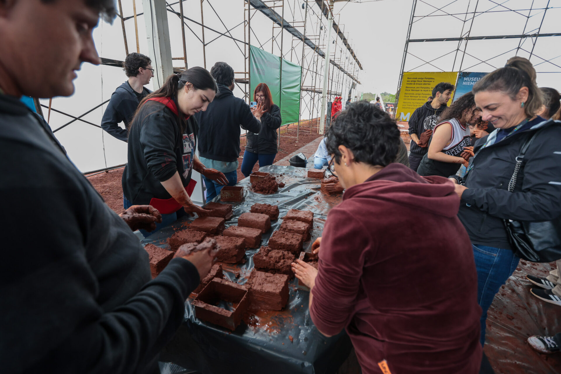 Futuros arquitetos conhecem as técnicas que serão usadas na construção do Pompidou Paraná