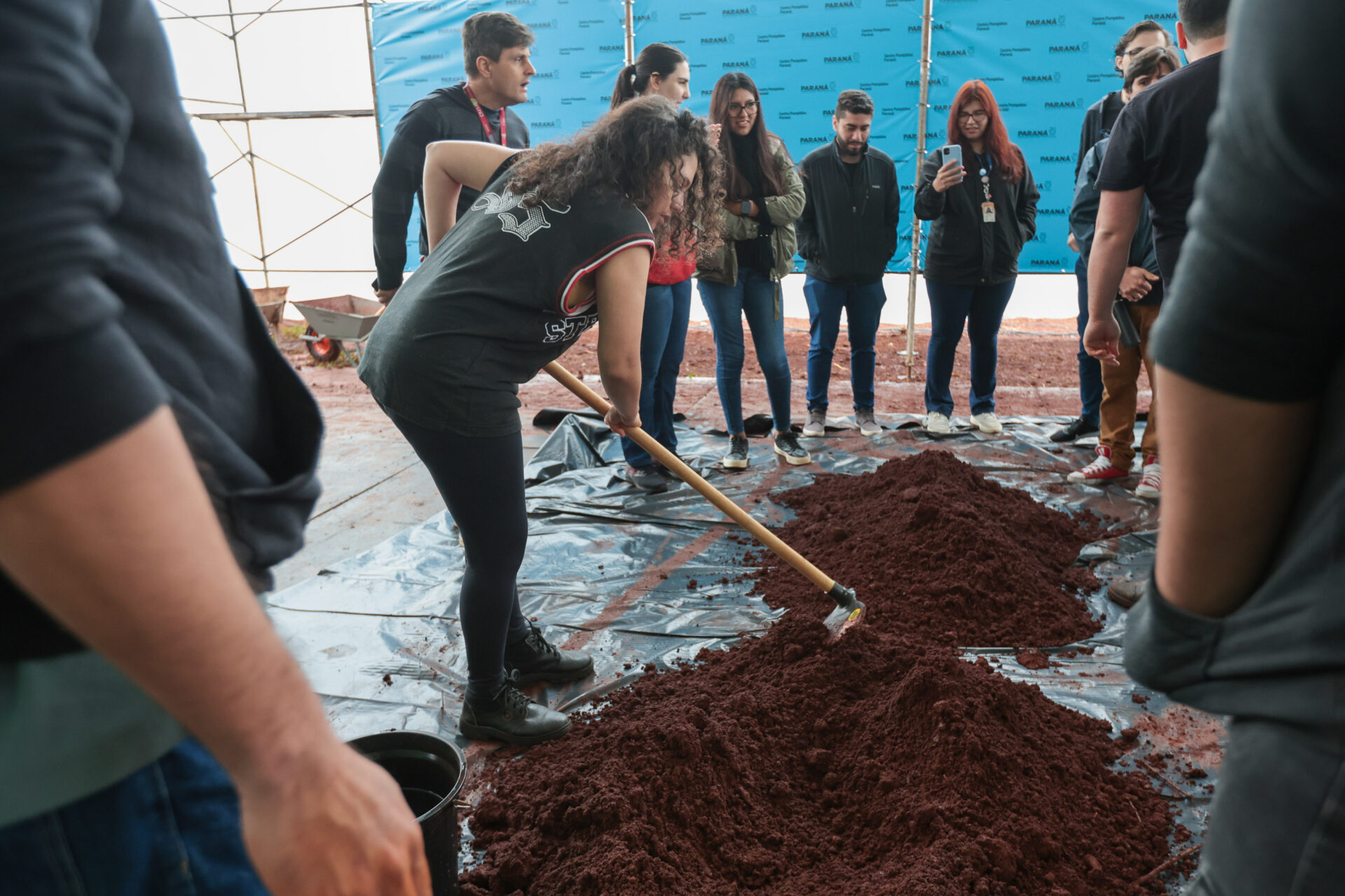 Futuros arquitetos conhecem as técnicas que serão usadas na construção do Pompidou Paraná
