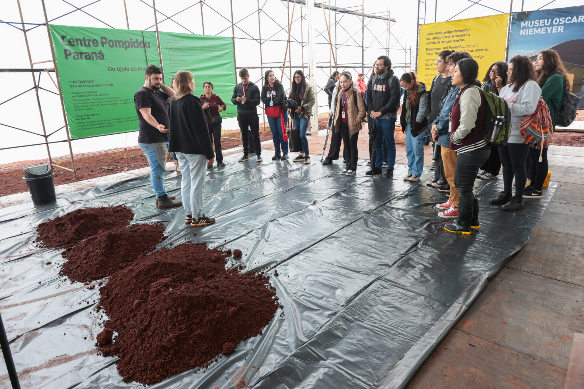 Futuros arquitetos conhecem as técnicas que serão usadas na construção do Pompidou Paraná