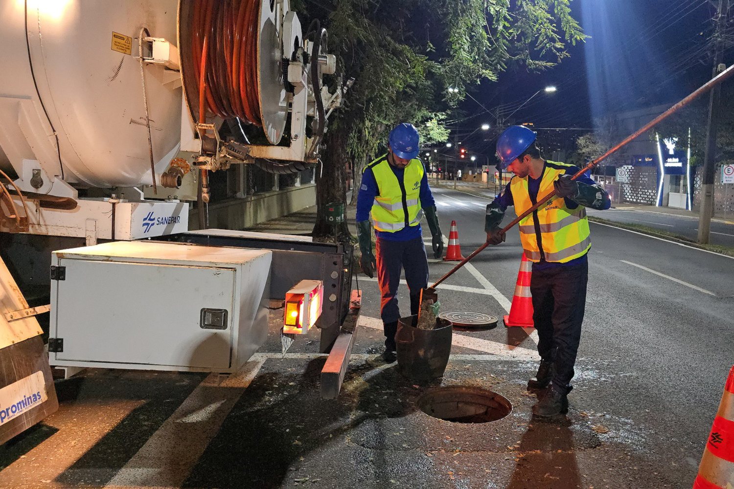 Profissionais da Sanepar trabalham dia e noite para manter o sistema de esgoto funcionando