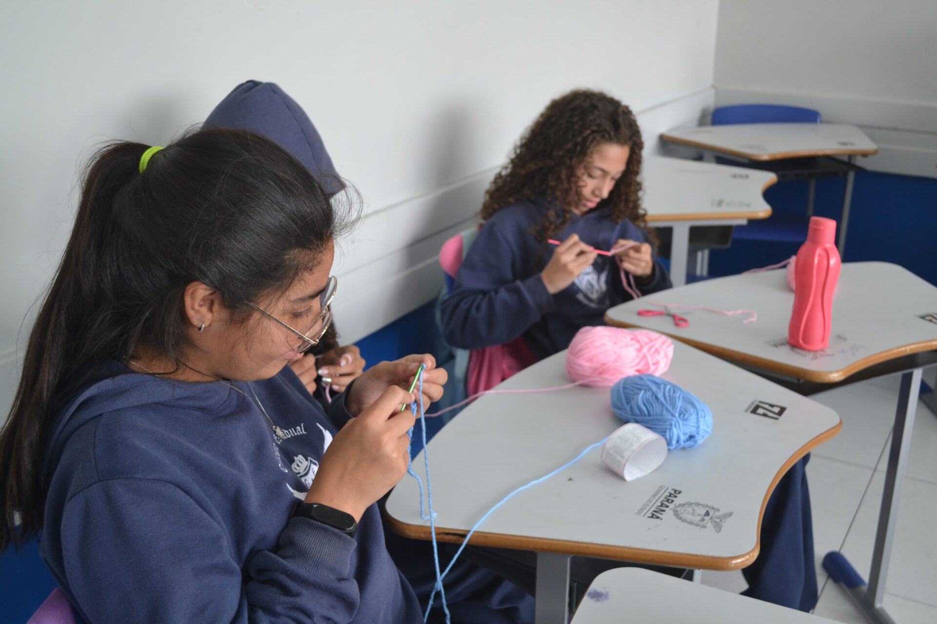 Colégios do programa Parceiro da Escola promovem aulas de crochê e estimulam concentração