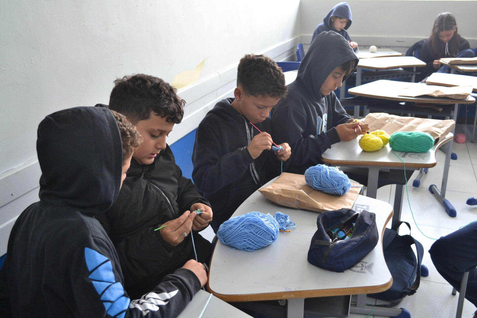 Colégios do programa Parceiro da Escola promovem aulas de crochê e estimulam concentração