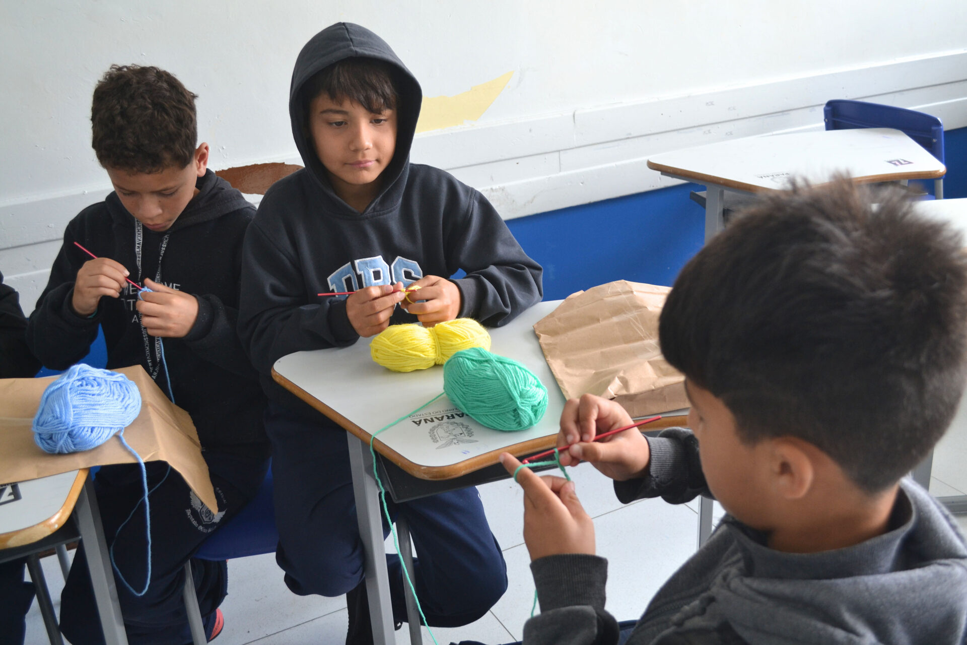 Colégios do programa Parceiro da Escola promovem aulas de crochê e estimulam concentração