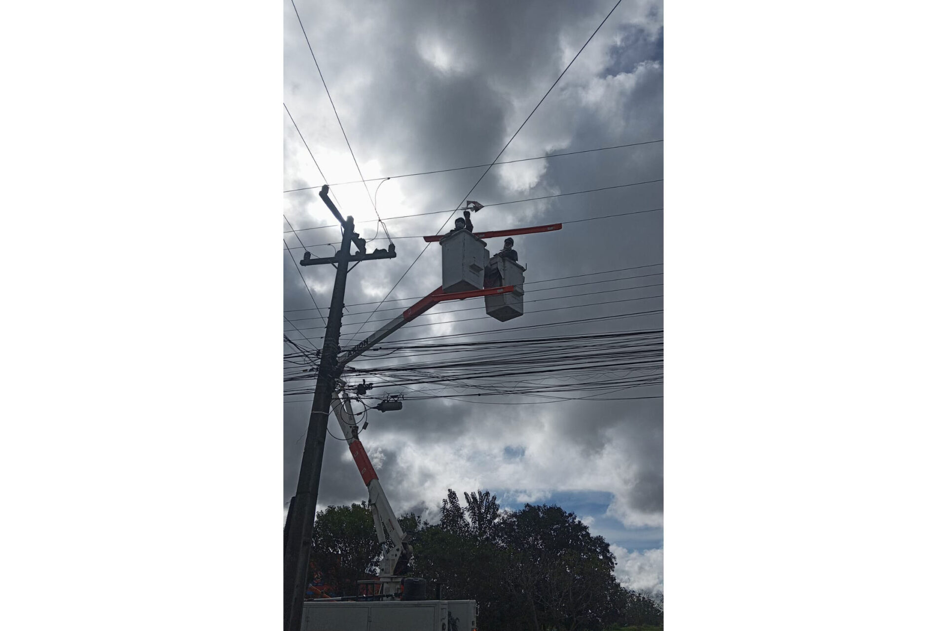 Proibido por lei no Paraná, cerol de pipas corta linhas de energia e põe vidas em risco