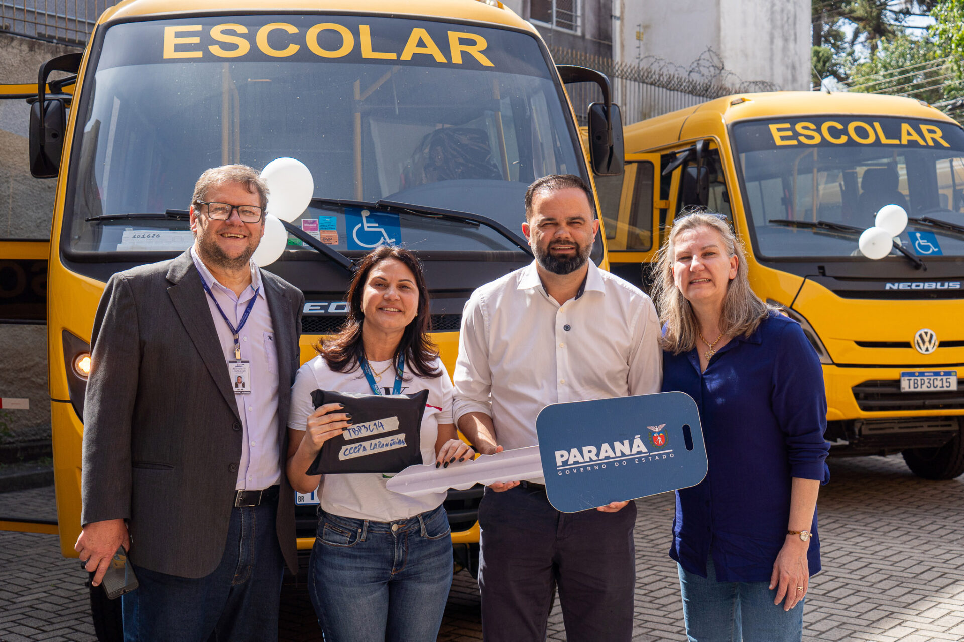 Governo entrega novos ônibus a colégios agrícolas para atividades práticas dos alunos