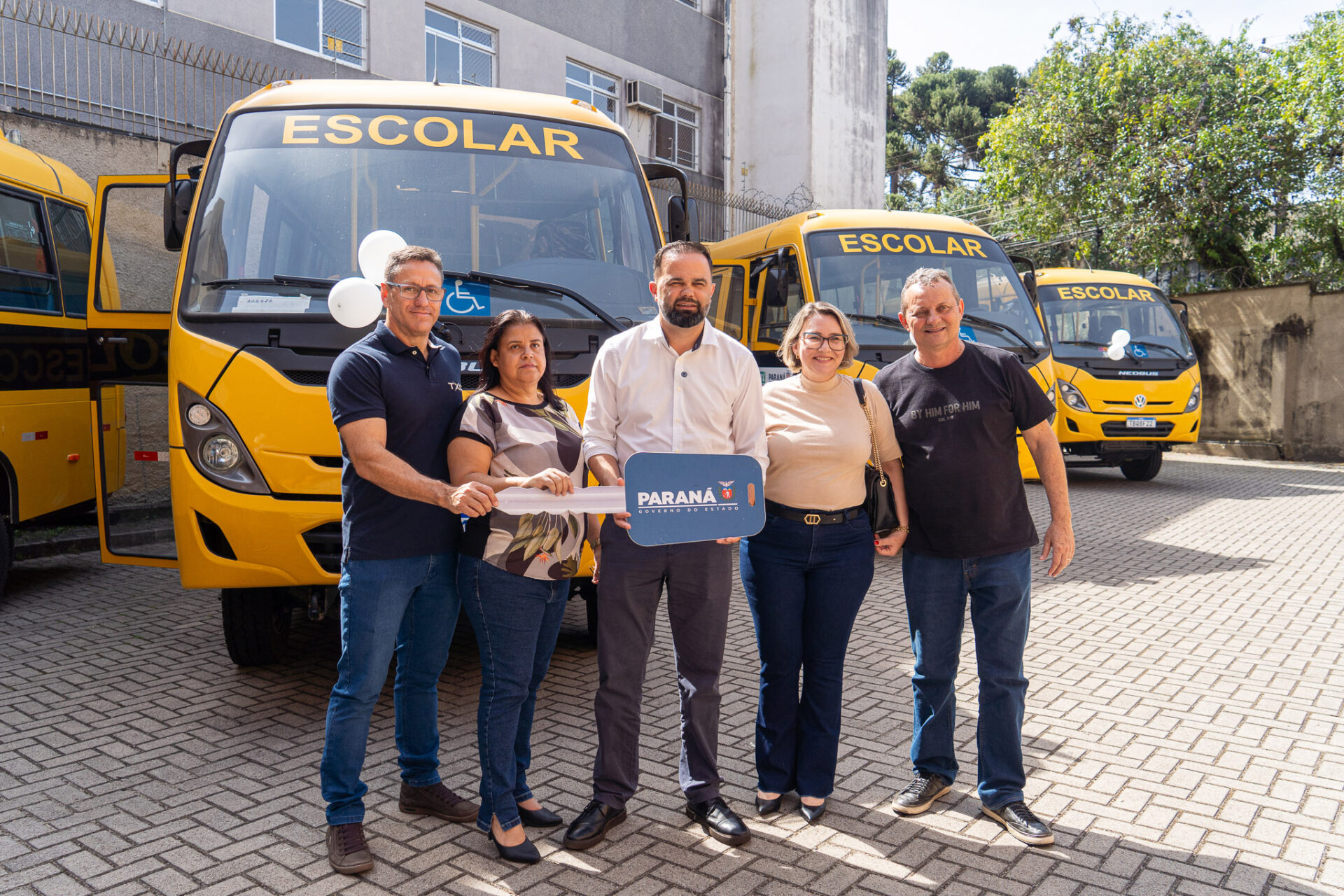Governo entrega novos ônibus a colégios agrícolas para atividades práticas dos alunos