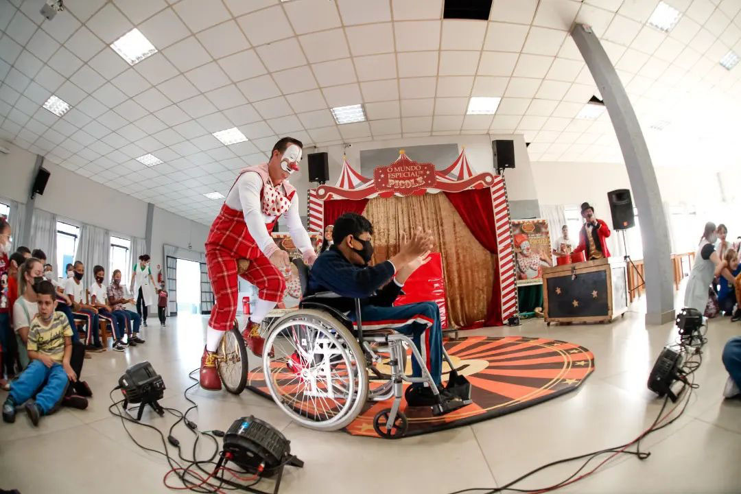 Projeto contemplado em edital do Estado leva arte circense a APAEs do Interior do Paraná