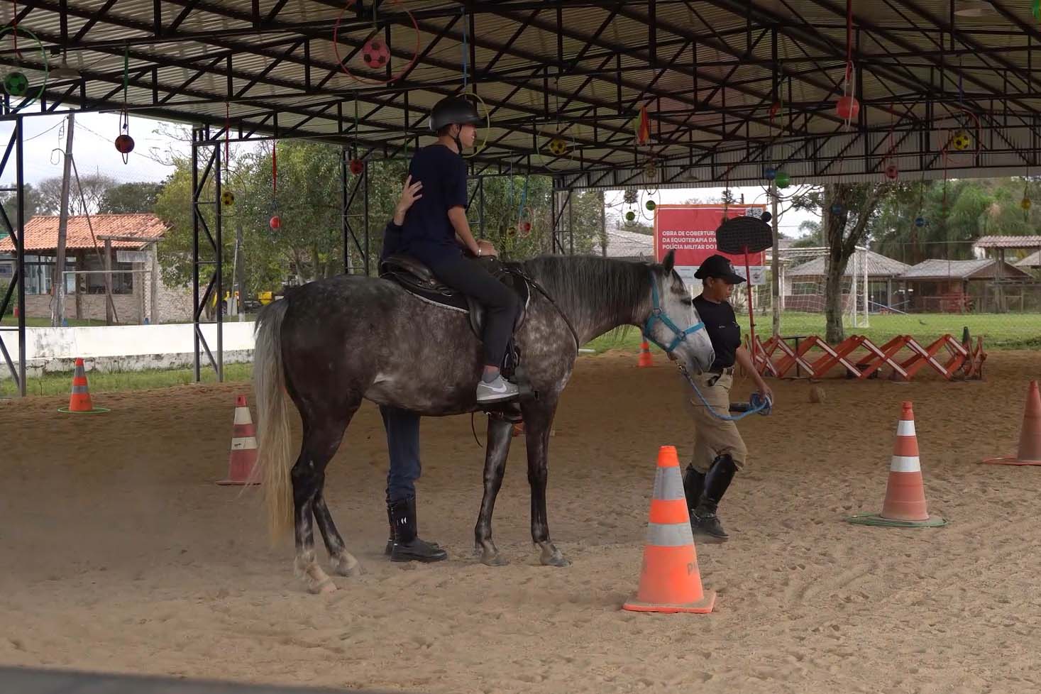 Projeto de equoterapia da Polícia Militar do Paraná amplia atendimento com apoio da Sanepar