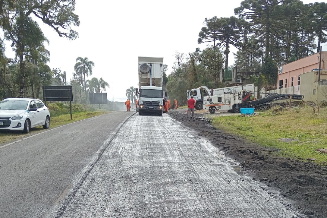 Estrada da Graciosa começa a receber conservação do pavimento asfáltico