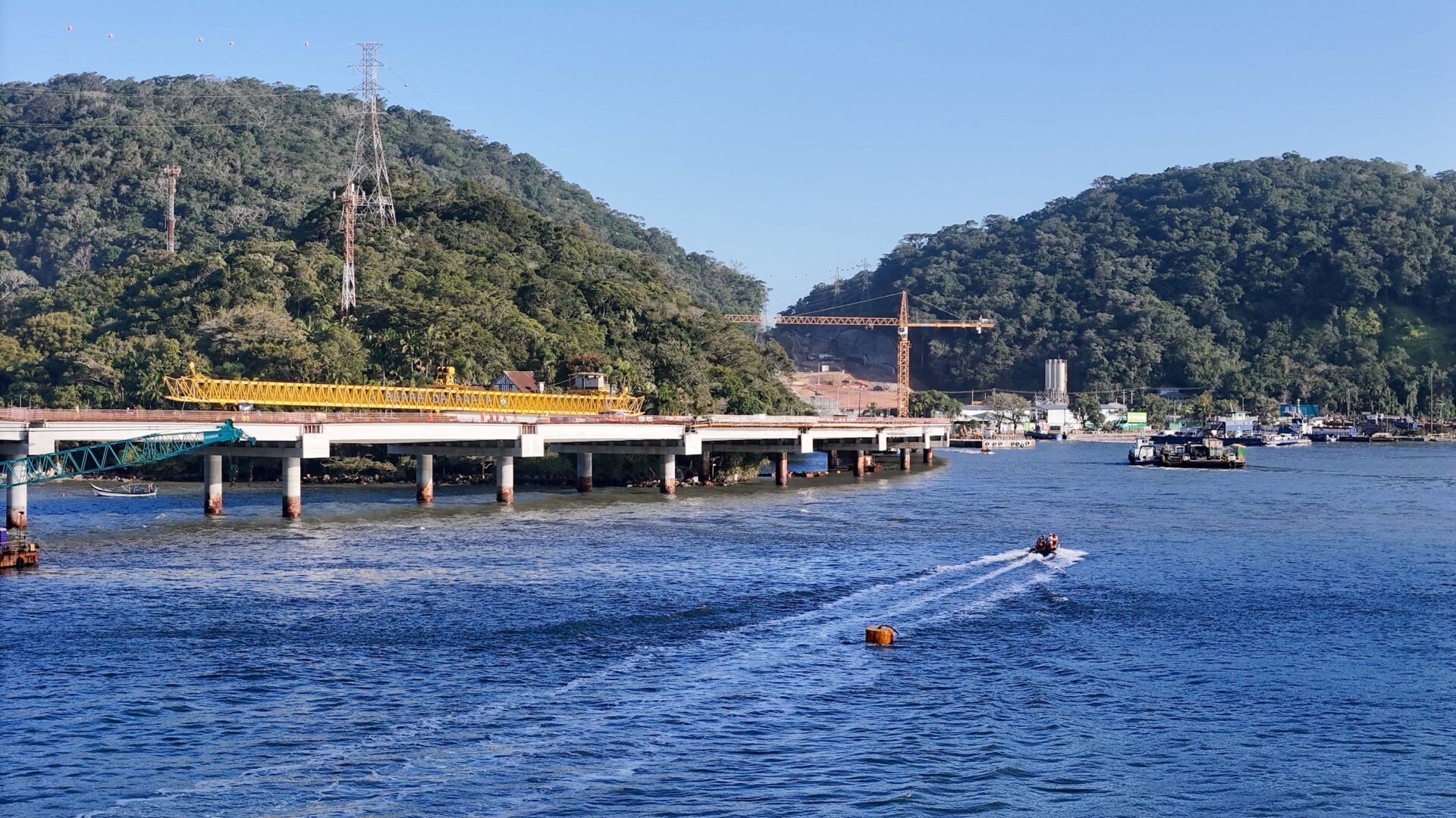 Ponte de Guaratuba alcança 73% de execução e avança nos acessos e trecho estaiado