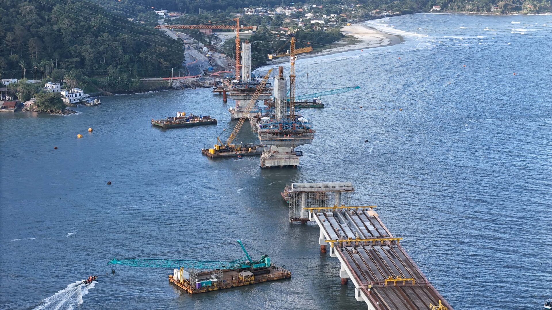 Ponte de Guaratuba alcança 73% de execução e avança nos acessos e trecho estaiado