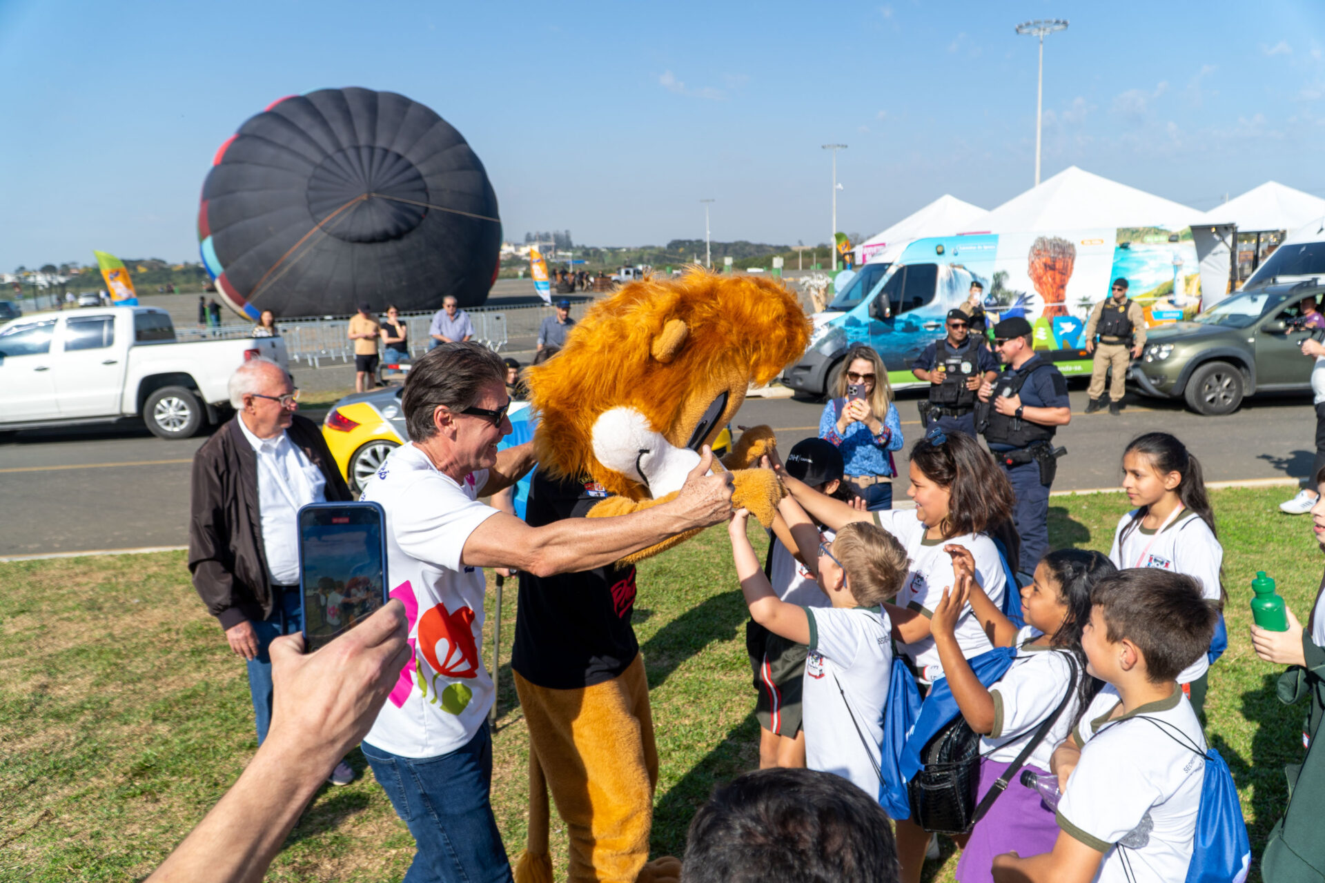 Com balões colorindo o céu, Castro dá as boas-vindas ao Festival da Primavera