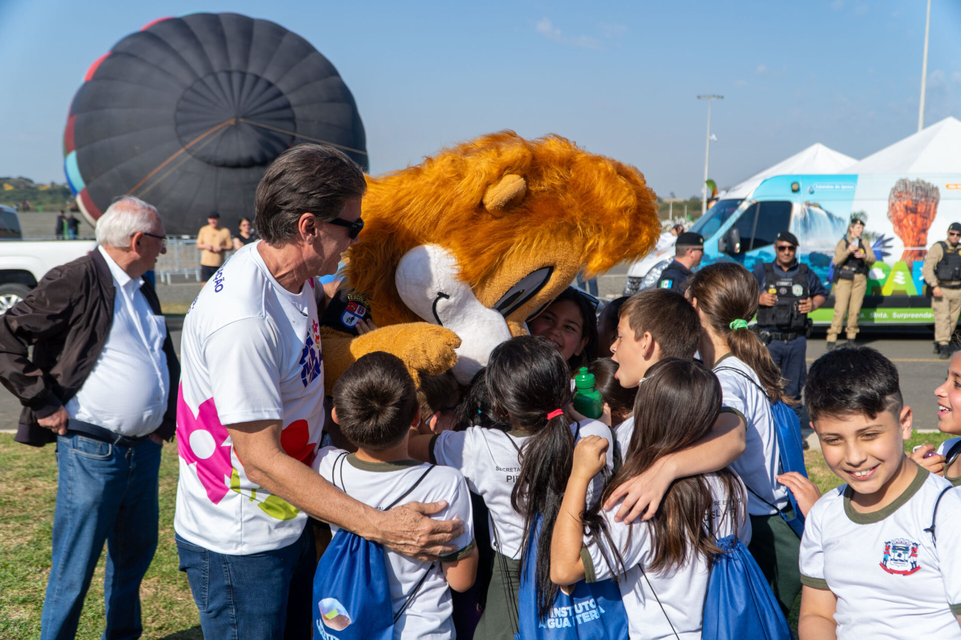 Com balões colorindo o céu, Castro dá as boas-vindas ao Festival da Primavera